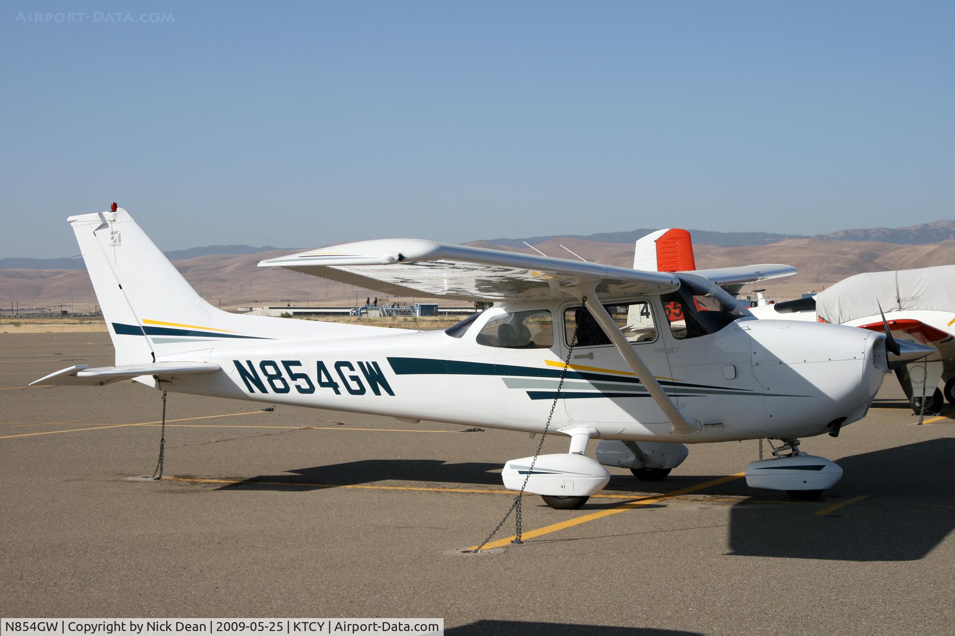 N854GW, 2001 Cessna 172S C/N 172S8854, KTCY