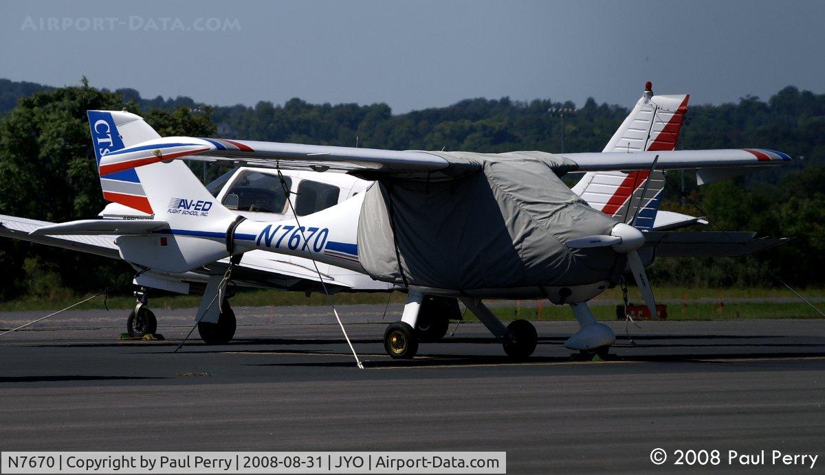N7670, 2006 Flight Design CTSW C/N 06-02-05, Getting more popular, it seems