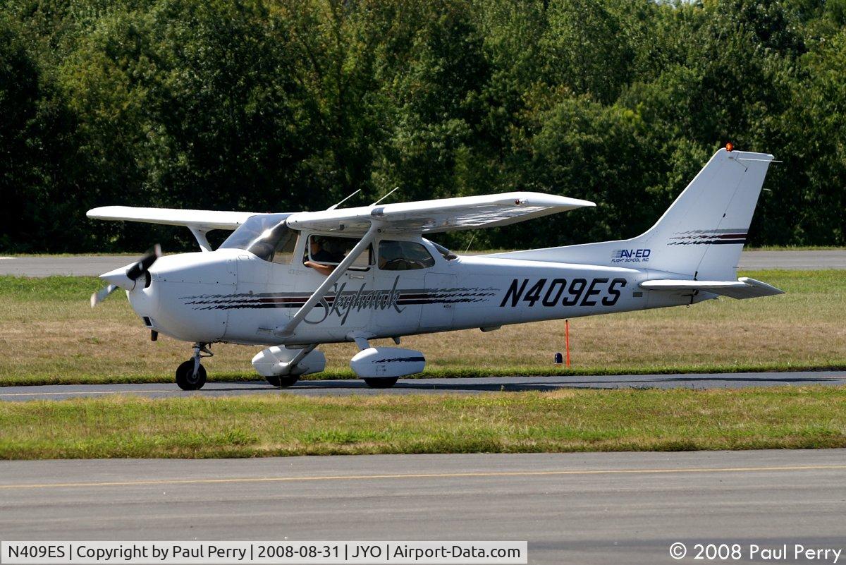 N409ES, 1997 Cessna 172R C/N 17280231, Taxiing out