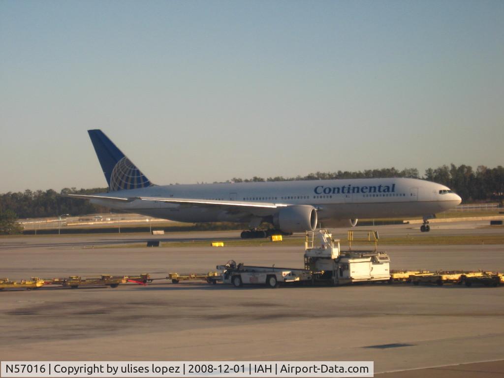 N57016, 2000 Boeing 777-224 C/N 28679, ready for takeoff