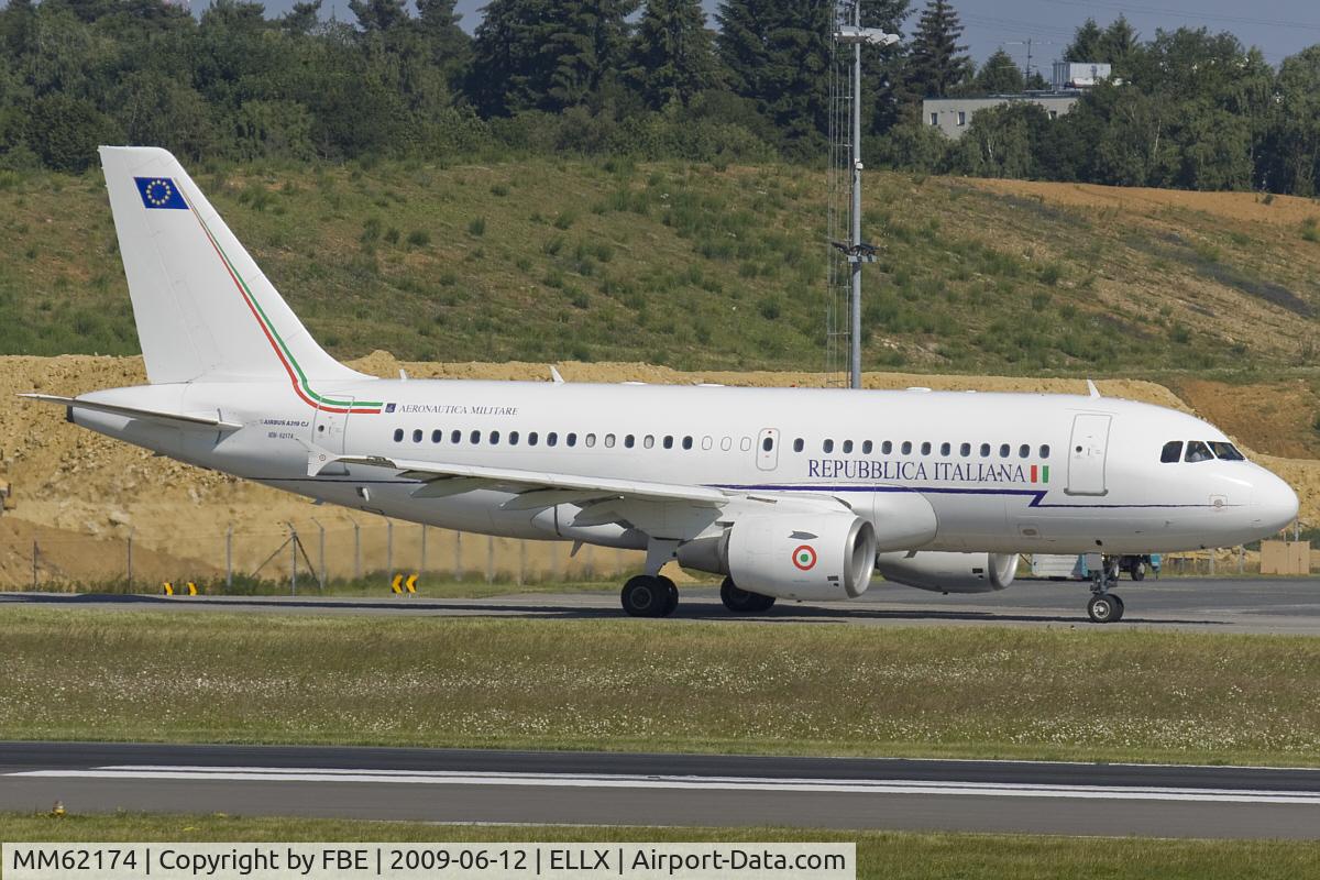 MM62174, 2000 Airbus ACJ319 (A319-115/CJ) C/N 1157, taxiing to RW24