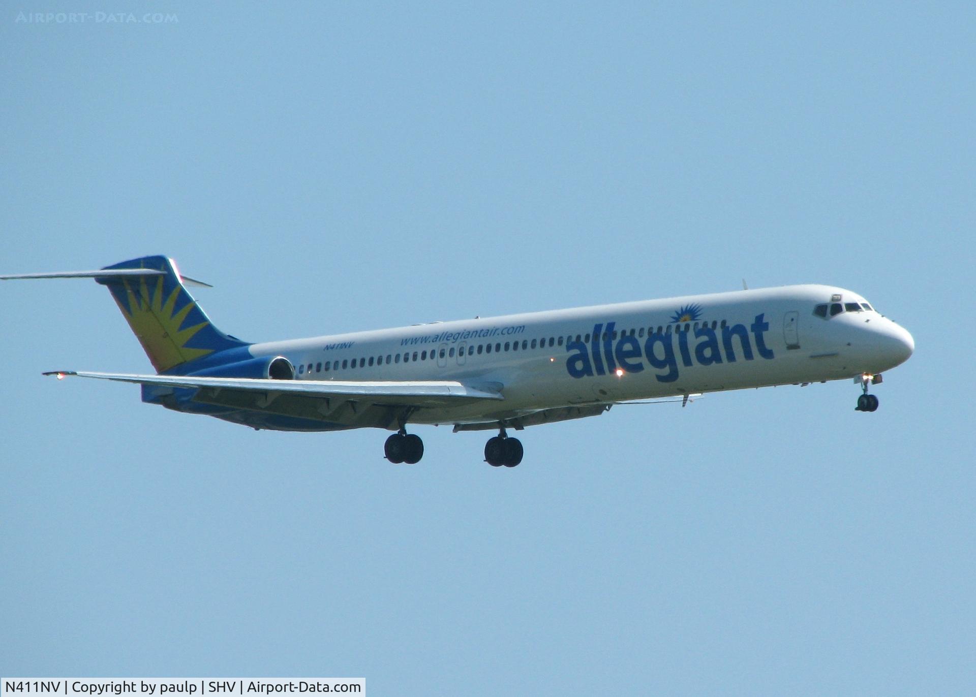 N411NV, 1992 McDonnell Douglas MD-82 (DC-9-82) C/N 53245, Landing on runway 14 at the Shreveport Regional airport.