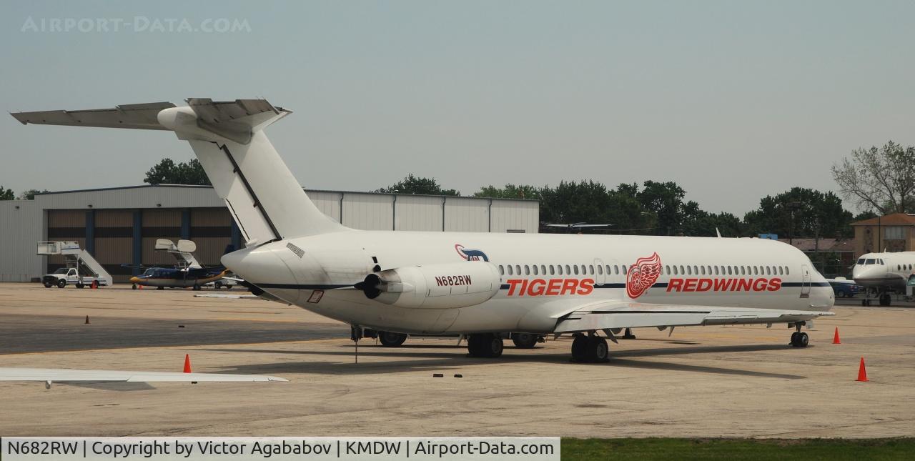 N682RW, 1977 McDonnell Douglas DC-9-51 C/N 47733, At Midway