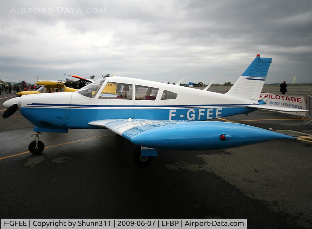 F-GFEE, Piper PA-28R-180 Cherokee Arrow C/N 28R30350, Displayed during LFBP Open Day 2009