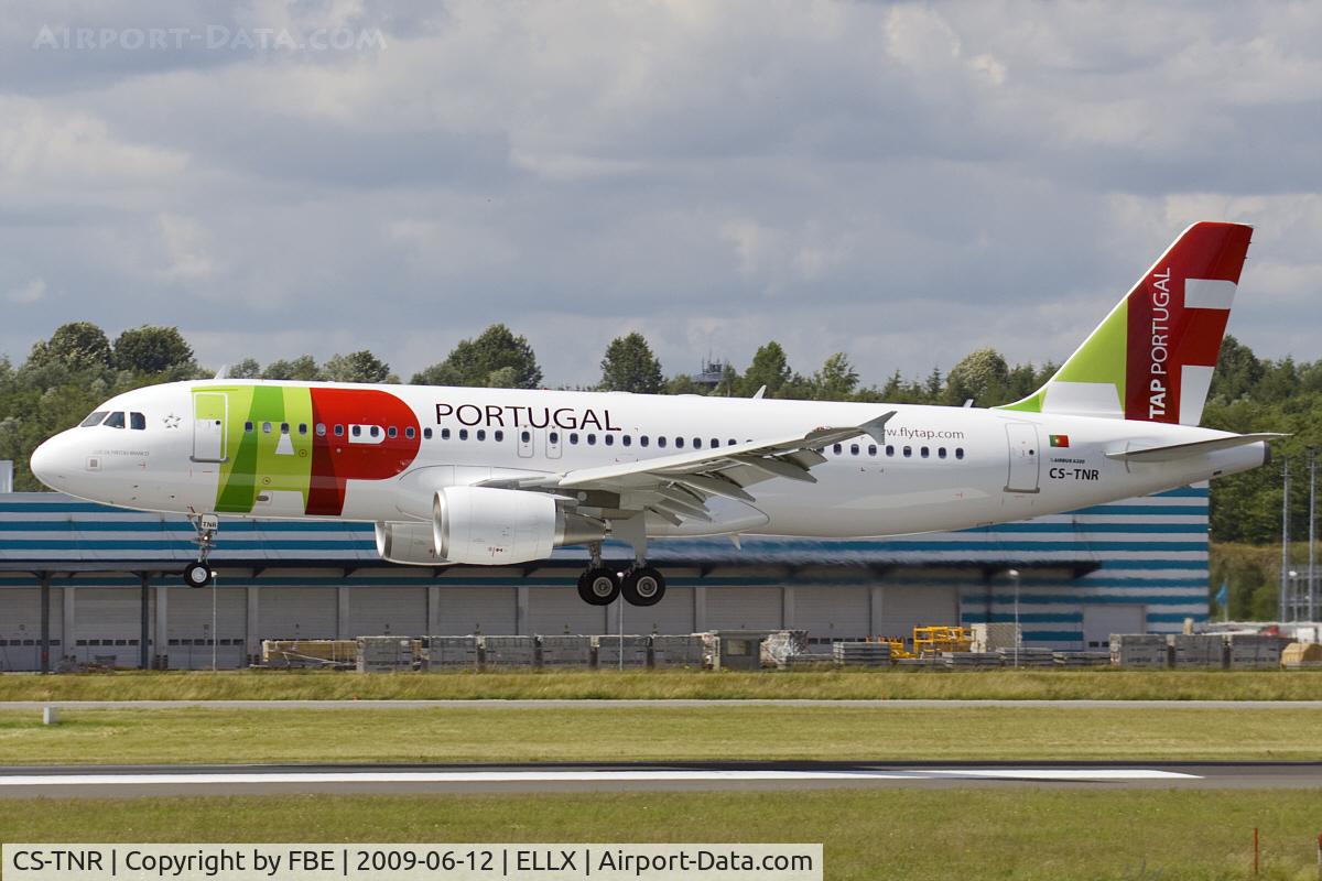 CS-TNR, 2009 Airbus A320-214 C/N 3883, TAP A320 about to douch down