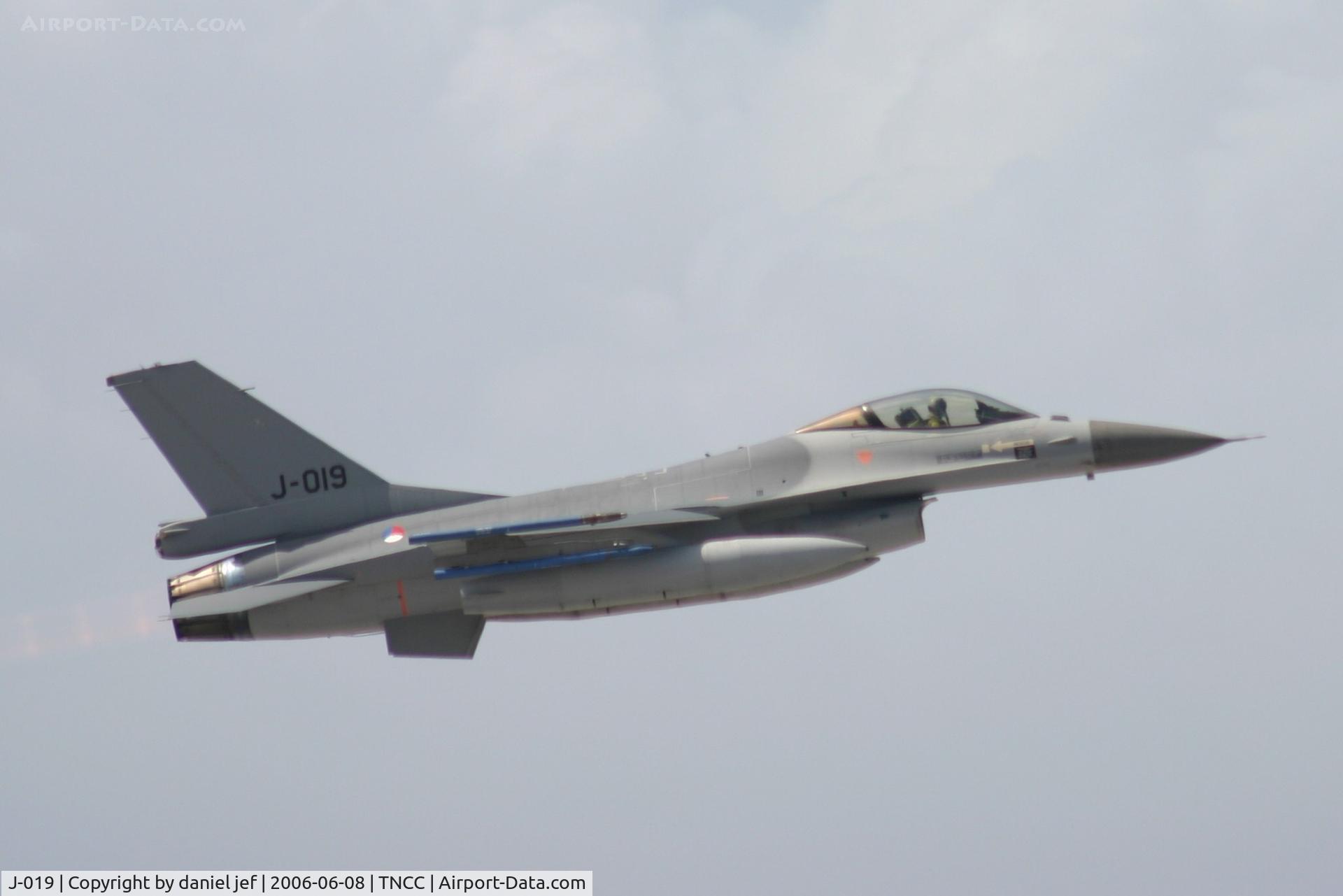 J-019, General Dynamics F-16A Fighting Falcon C/N 6D-175, taking off