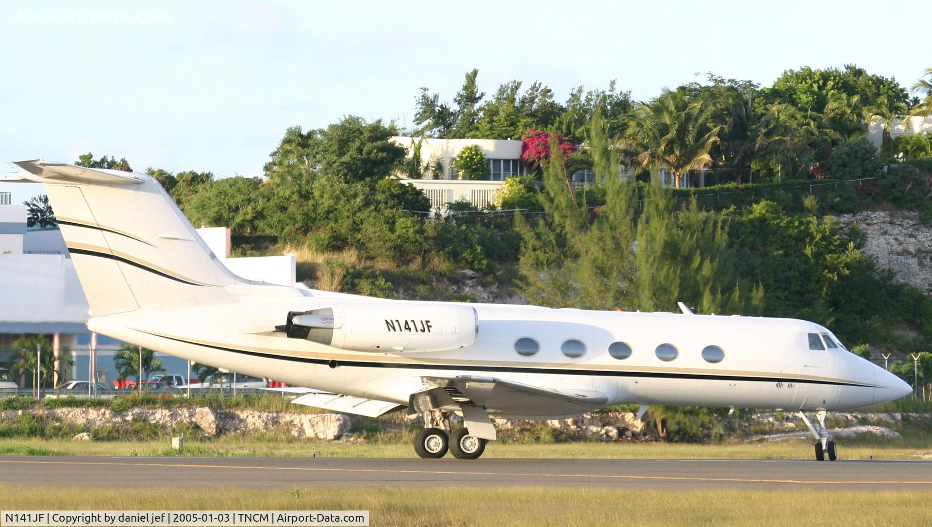 N141JF, 1971 Grumman G-1159 C/N 106, taking off