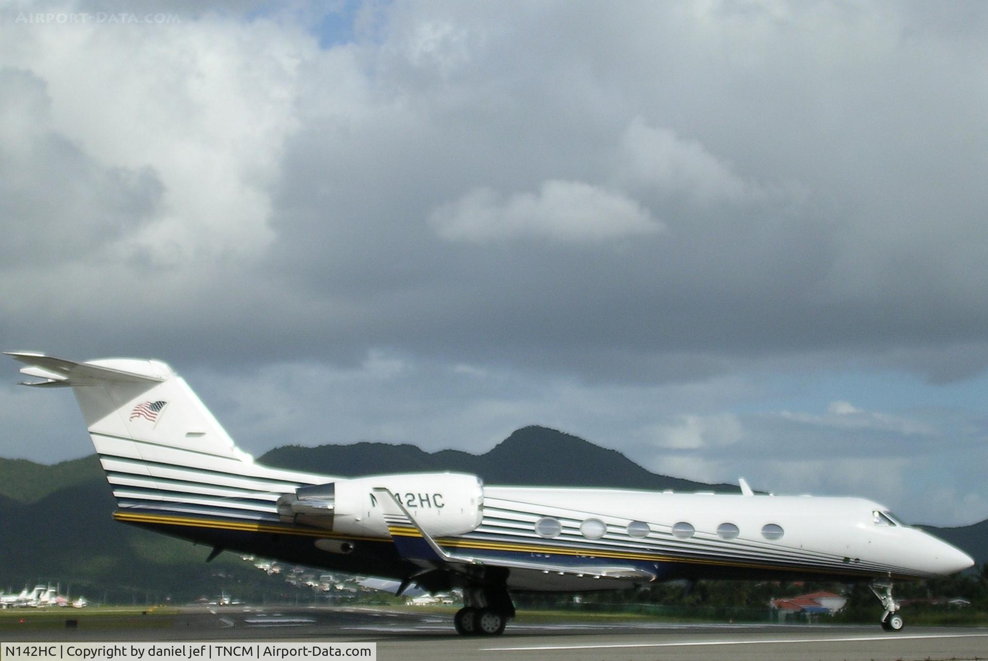 N142HC, 2004 Gulfstream Aerospace GIV-X (G450) C/N 4007, taking off