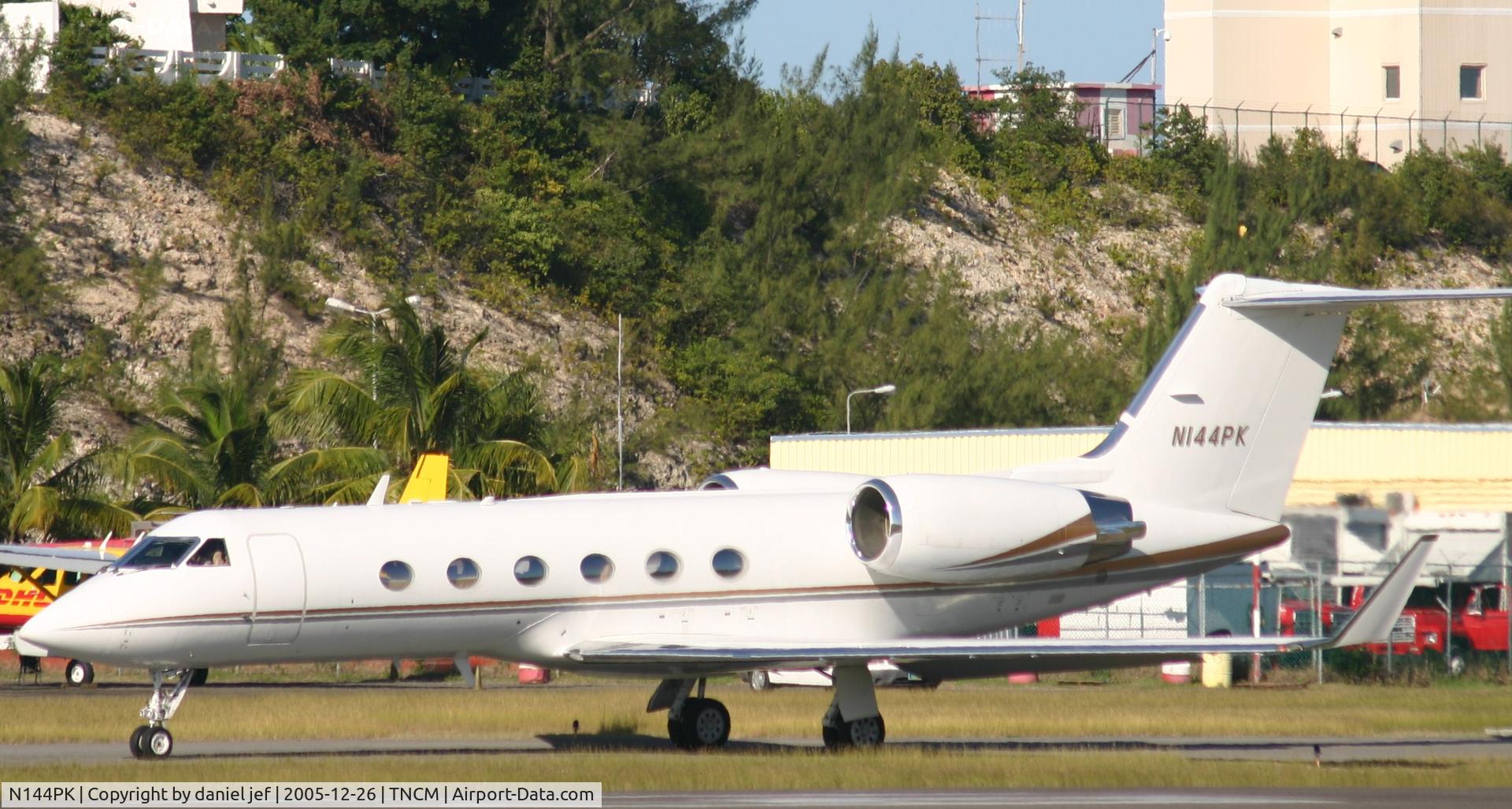 N144PK, 1992 Gulfstream Aerospace G-IV C/N 1210, taxing runway 10