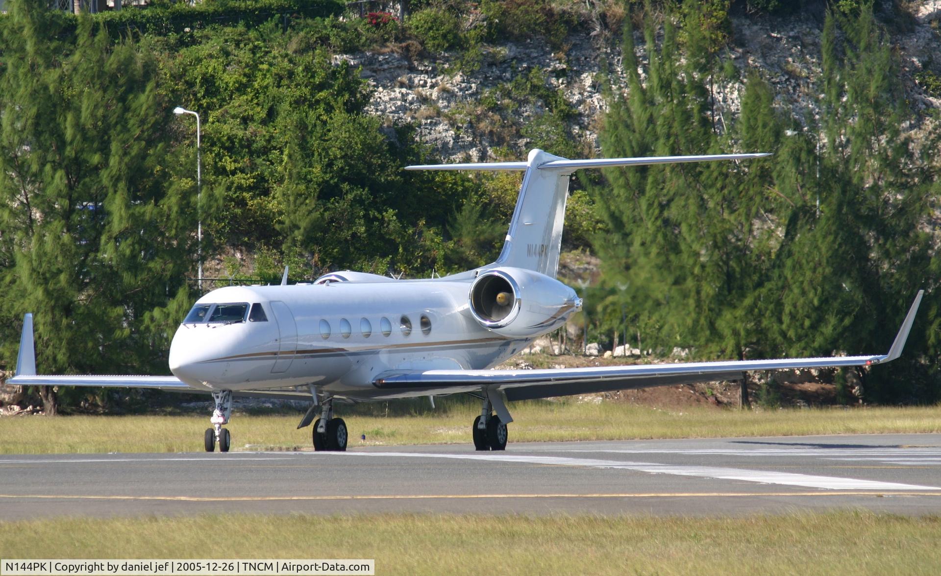N144PK, 1992 Gulfstream Aerospace G-IV C/N 1210, taxing runway 10