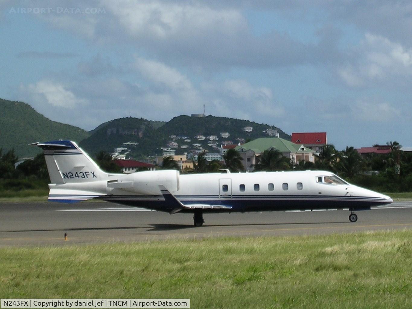 N243FX, 1999 Learjet 60 C/N 60-175, taxing runway 10