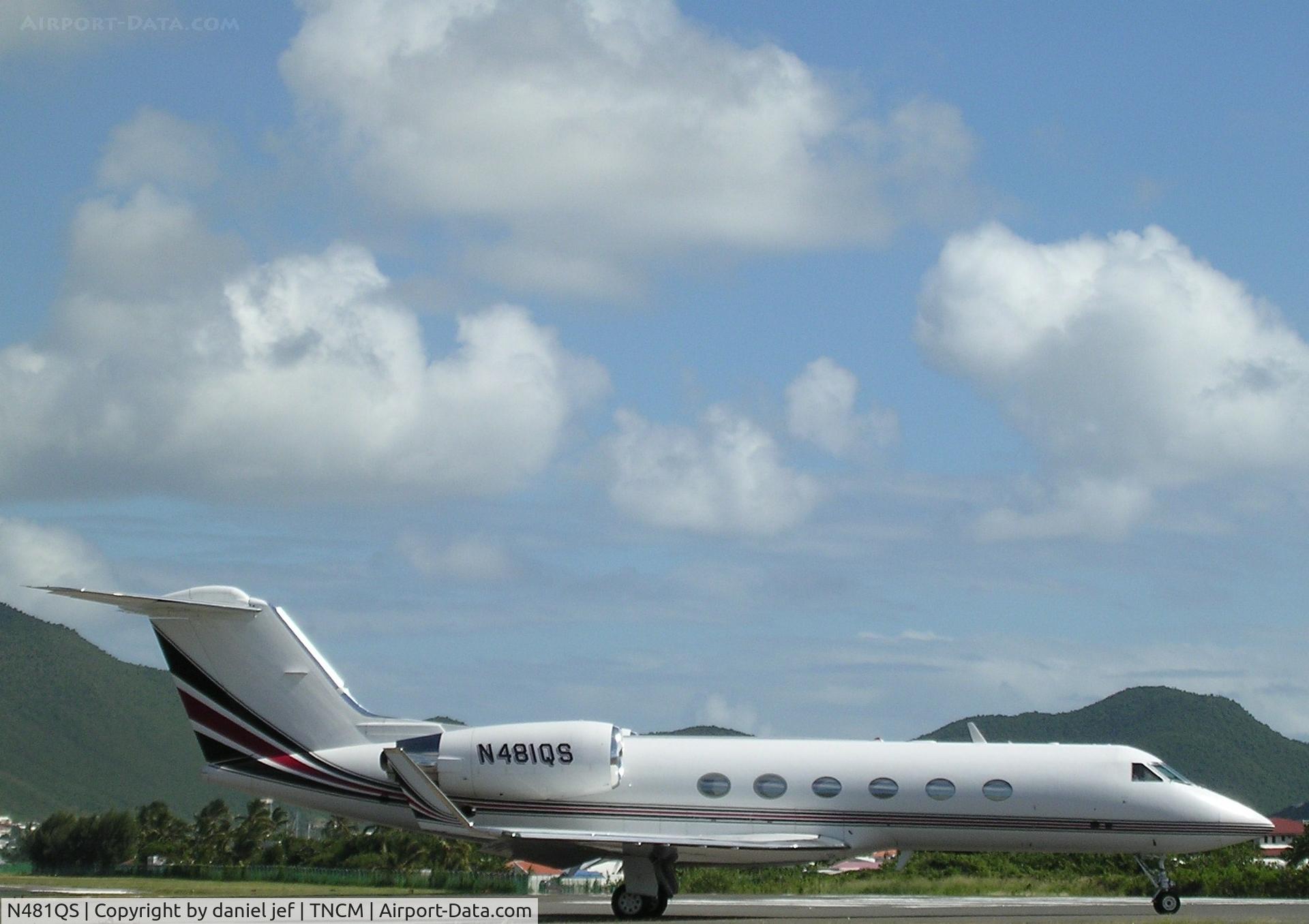 N481QS, 2004 Gulfstream Aerospace Gulfstream IV C/N 1281, taxing runway 10