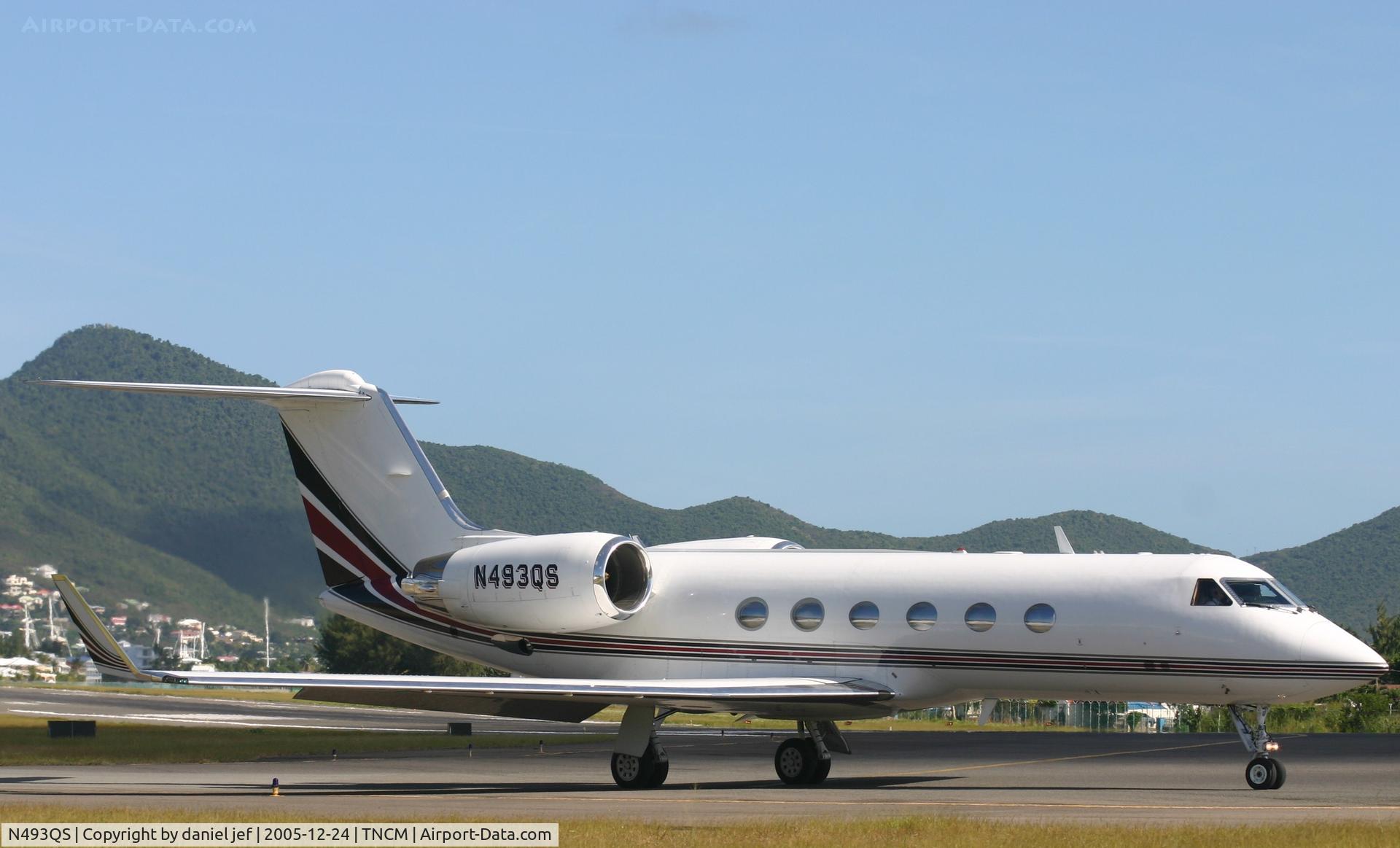 N493QS, 1996 Gulfstream Aerospace G-IV C/N 1293, taxing runway 10
