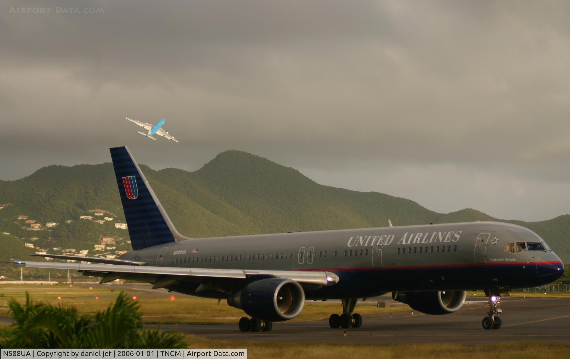 N588UA, 1993 Boeing 757-222 C/N 26717, taxing runway 10