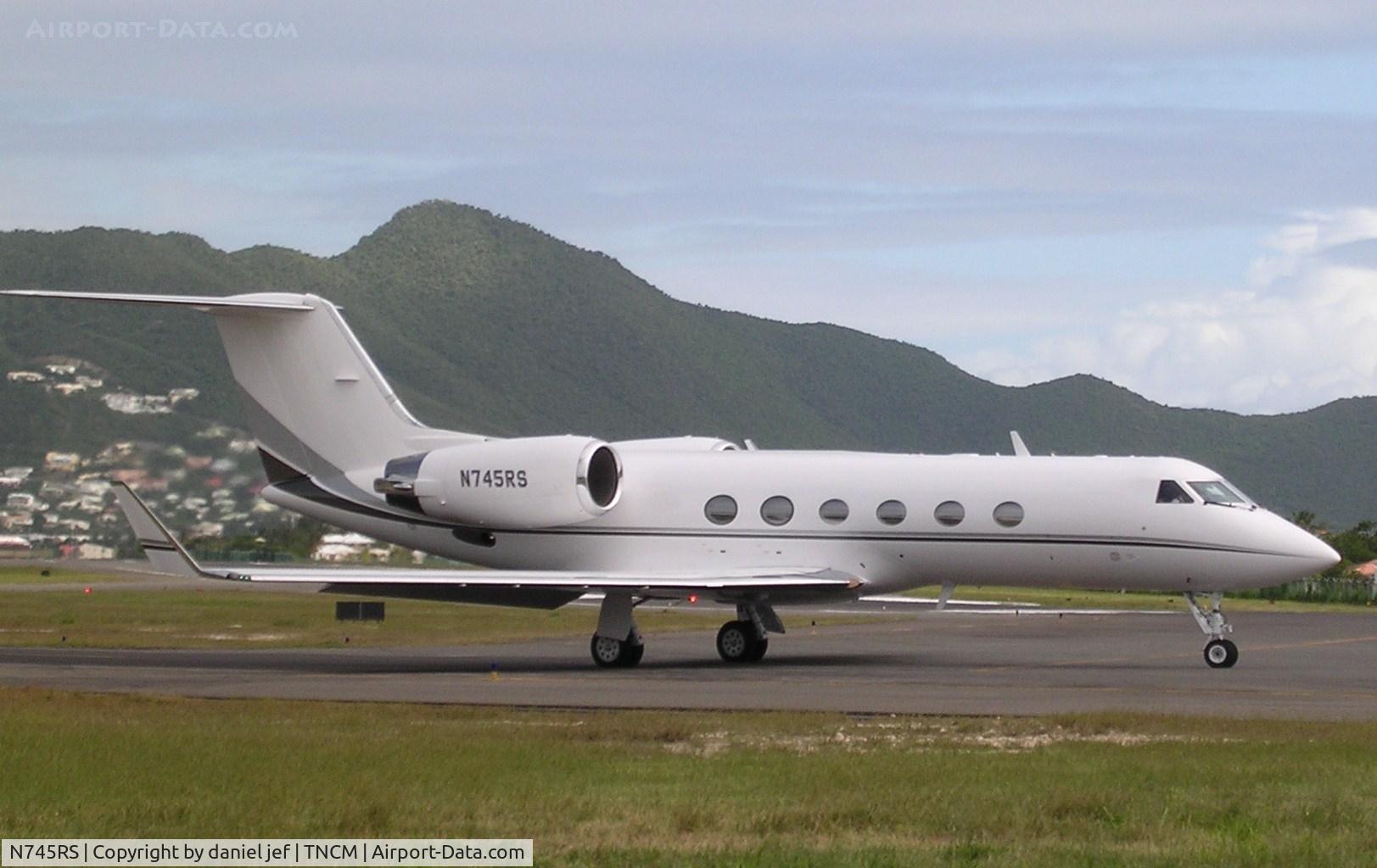 N745RS, 1988 Gulfstream Aerospace G-IV C/N 1063, taxing runway 10