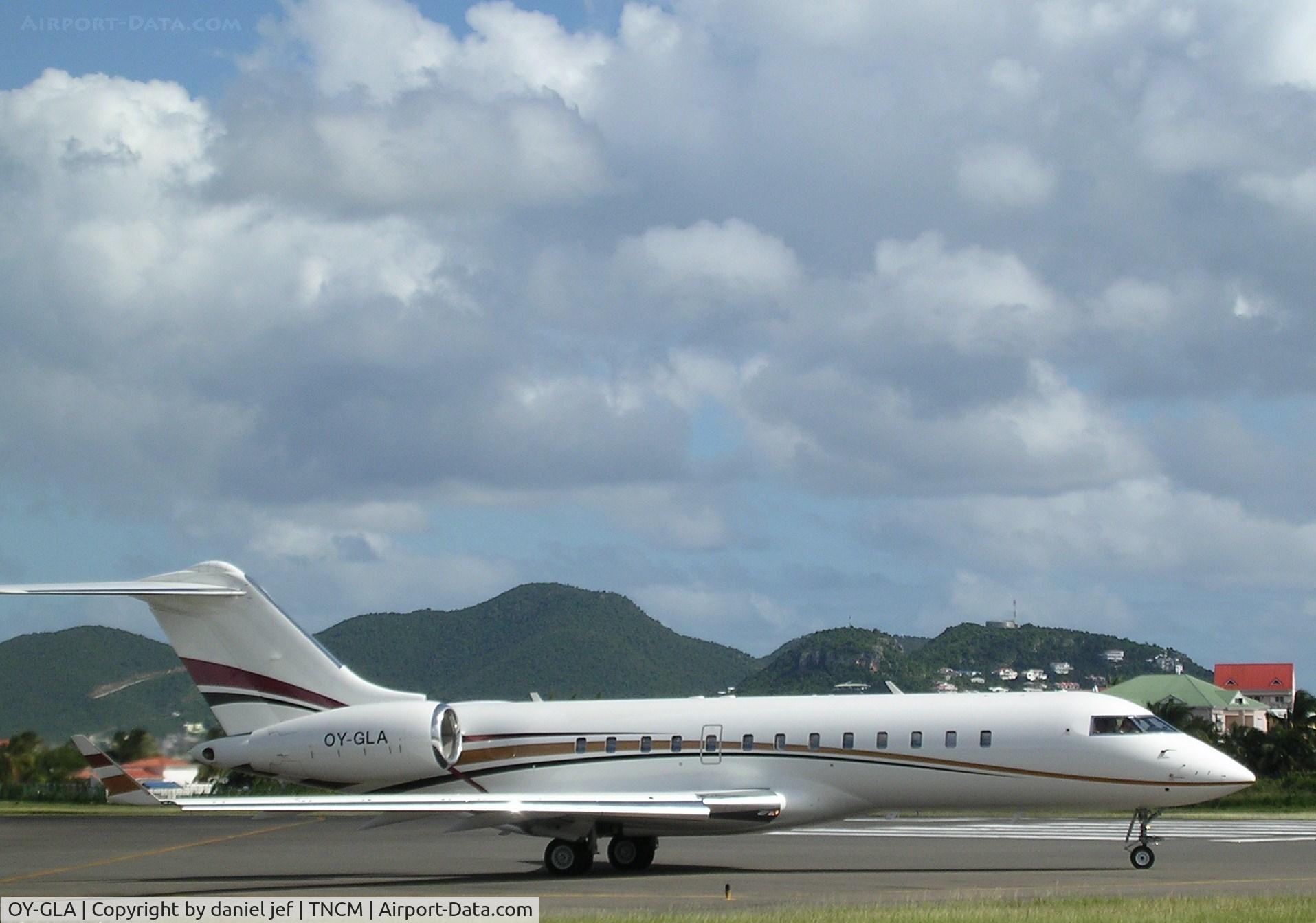 OY-GLA, 2001 Bombardier BD-700-1A10 Global Express C/N 9094, taxing runway 10