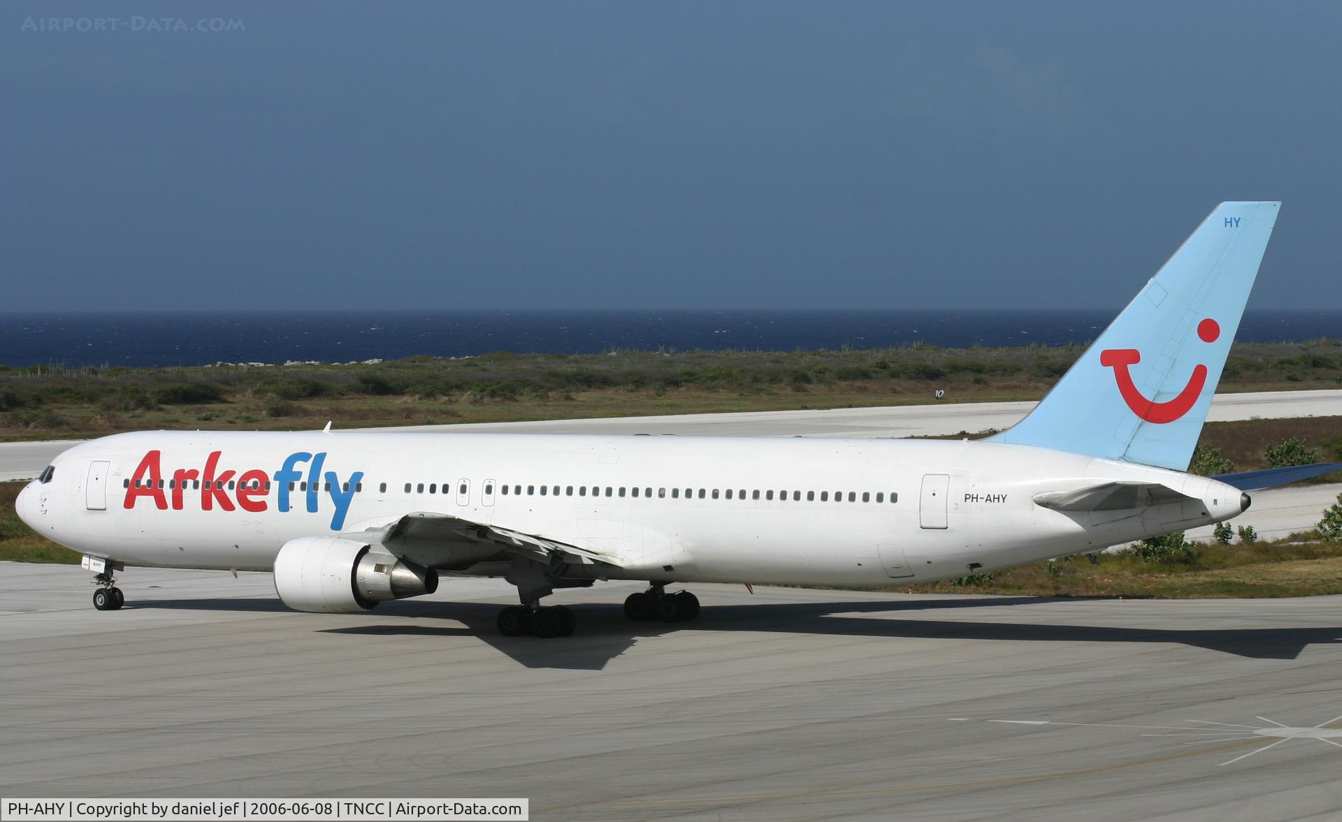 PH-AHY, 1990 Boeing 767-383/ER C/N 24848, taxing to the runway