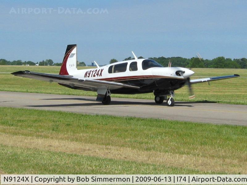 N9124X, 1991 Mooney M20M Bravo C/N 27-0081, Arriving at the Urbana, Ohio breakfast fly-in.