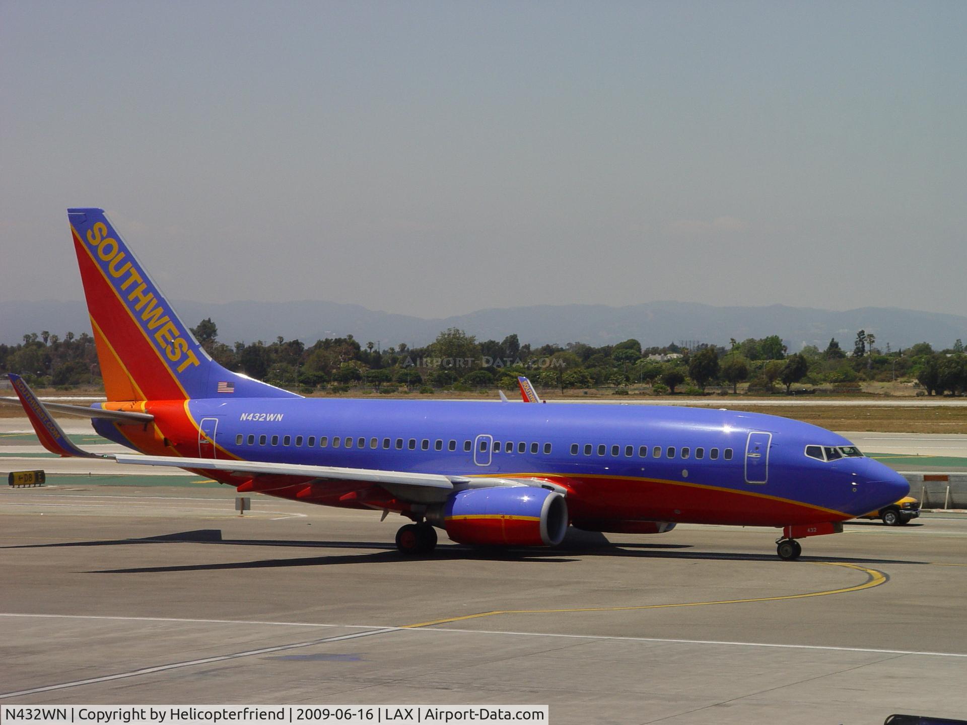 N432WN, 2003 Boeing 737-7H4 C/N 33715, Taxiing to it's assigned gate at Terminal 1