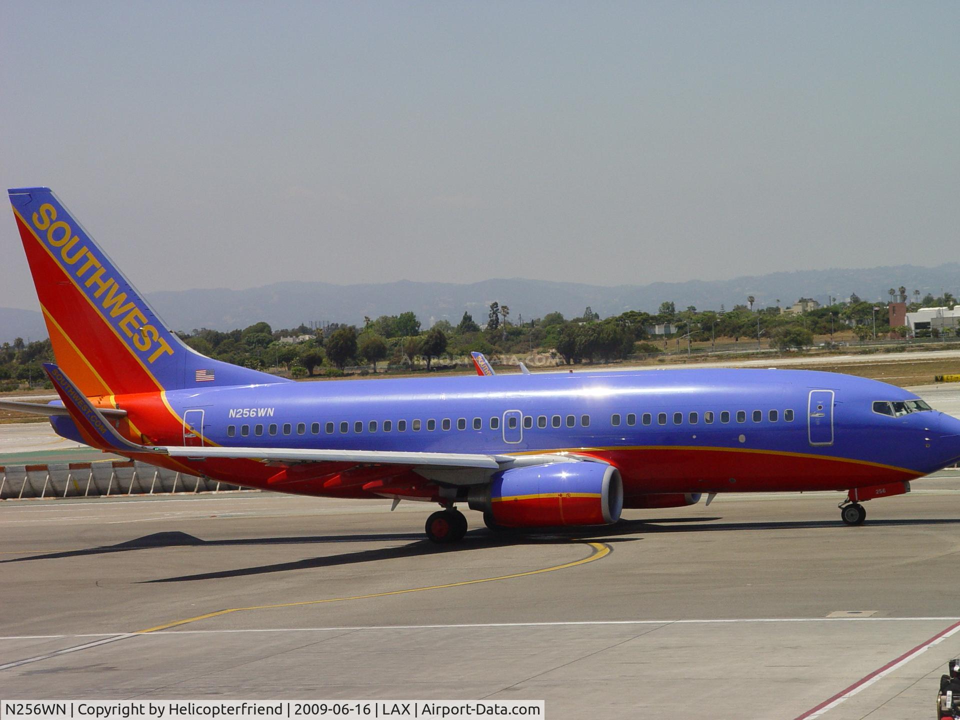 N256WN, 2006 Boeing 737-7H4 C/N 32514, Taxiing to assigned gate at Terminal 1
