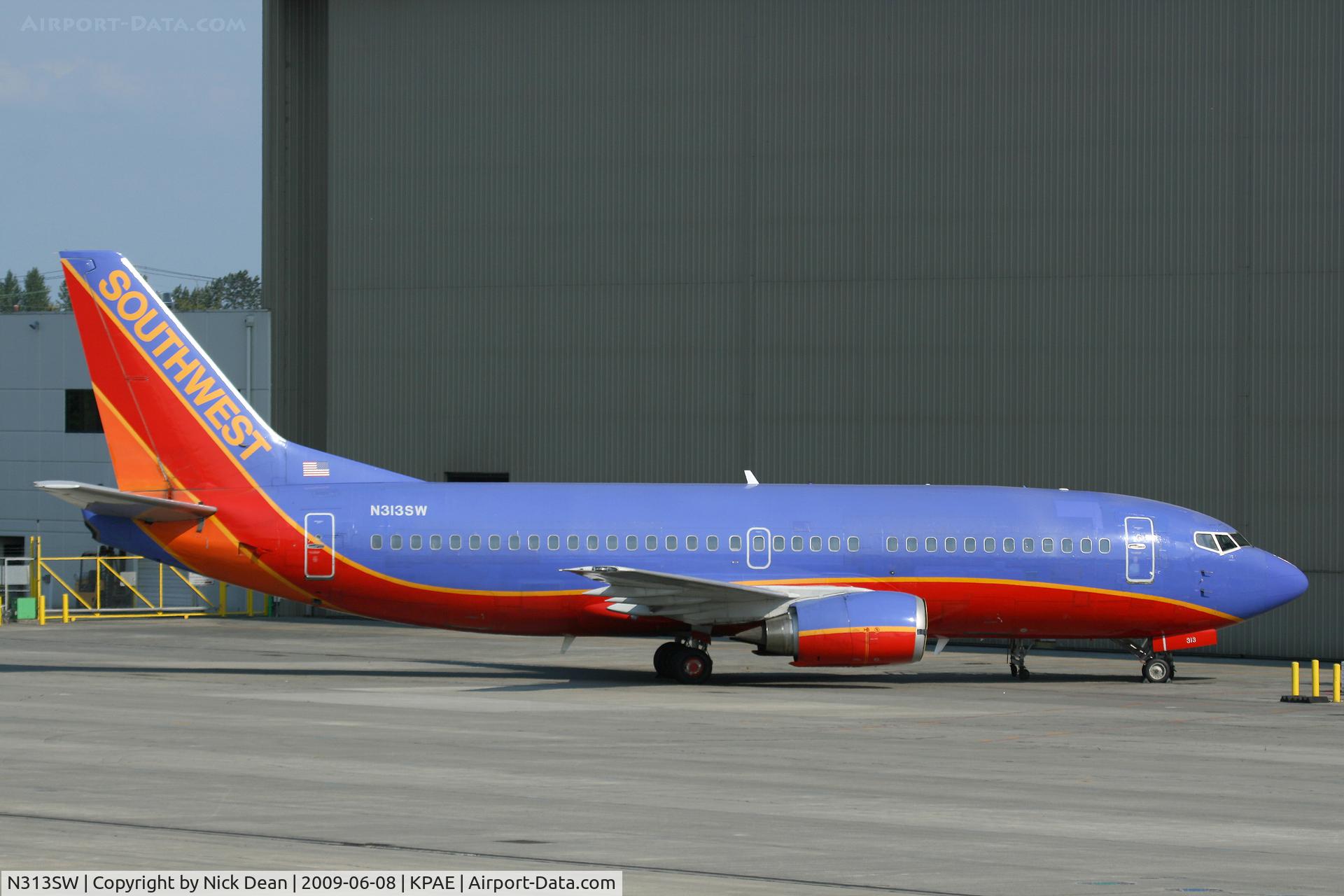 N313SW, 1986 Boeing 737-3H4 C/N 23335, KPAE