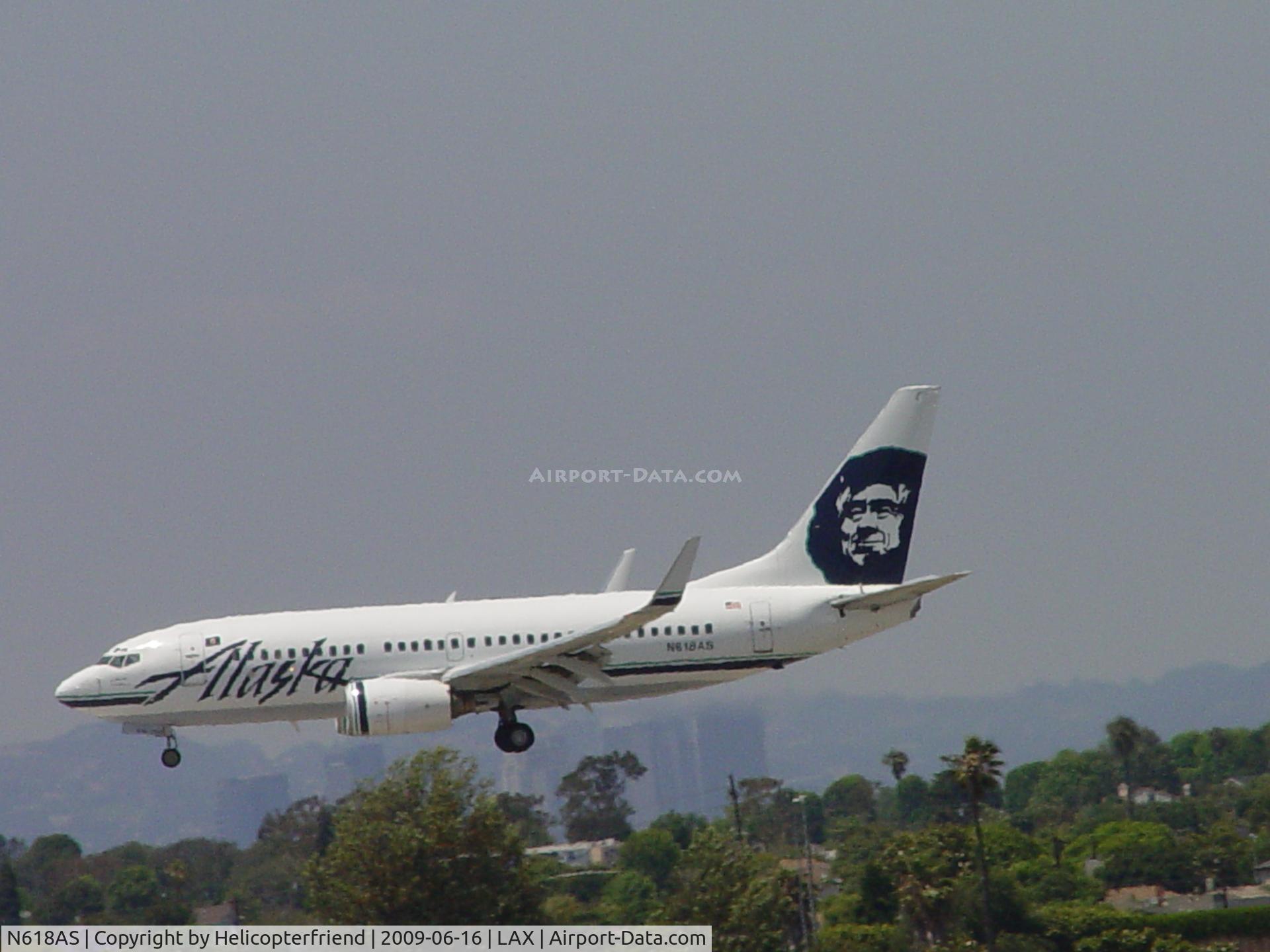 N618AS, 2000 Boeing 737-790 C/N 30543, Landing on 24R