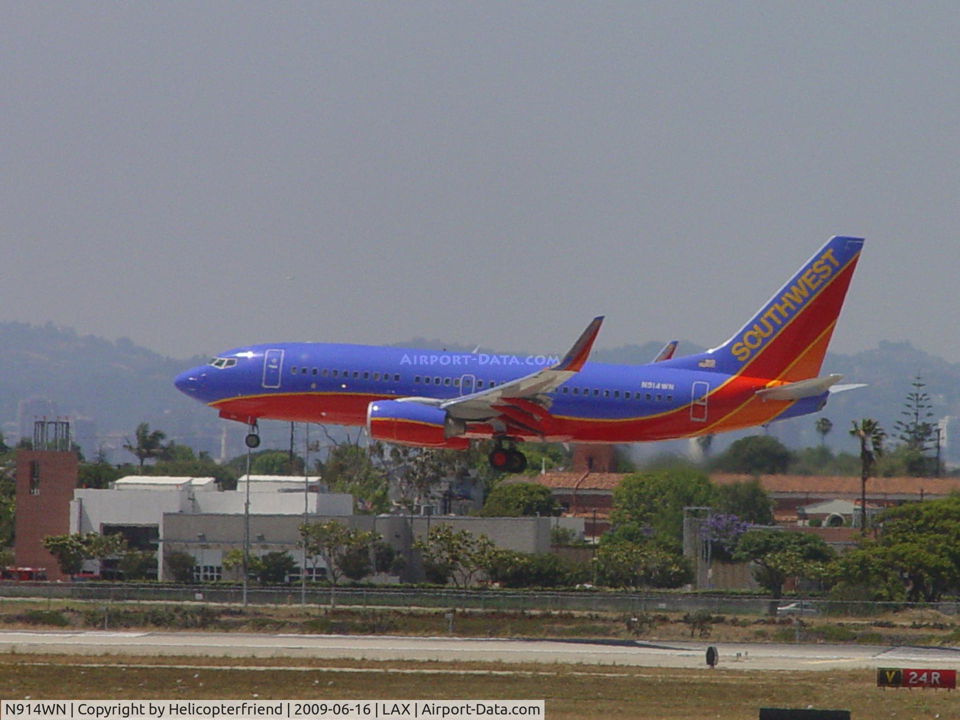 N914WN, 2008 Boeing 737-7H4 C/N 36622, Landing on 24R