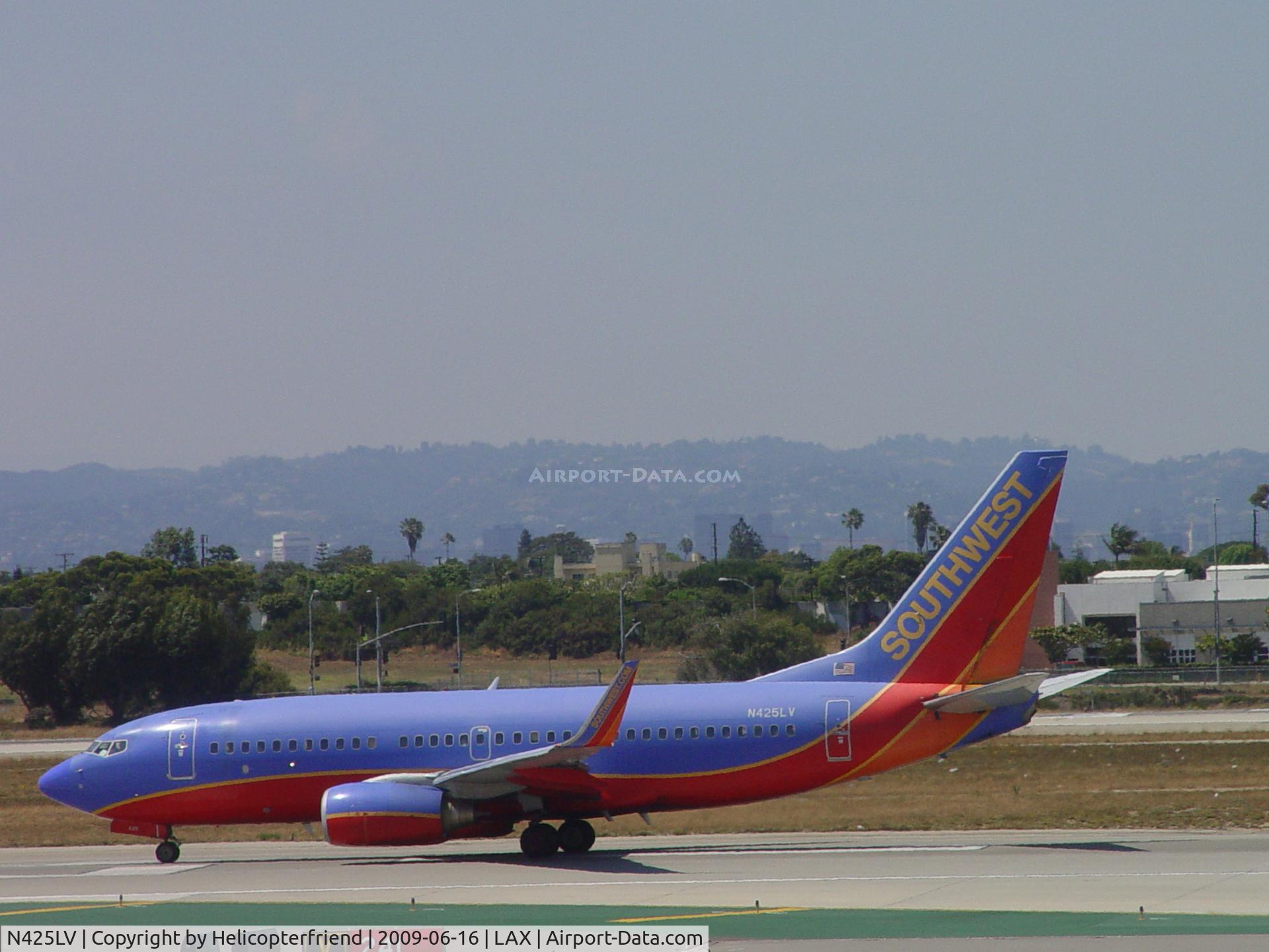 N425LV, 2002 Boeing 737-7H4 C/N 29829, Rolling on it's take off