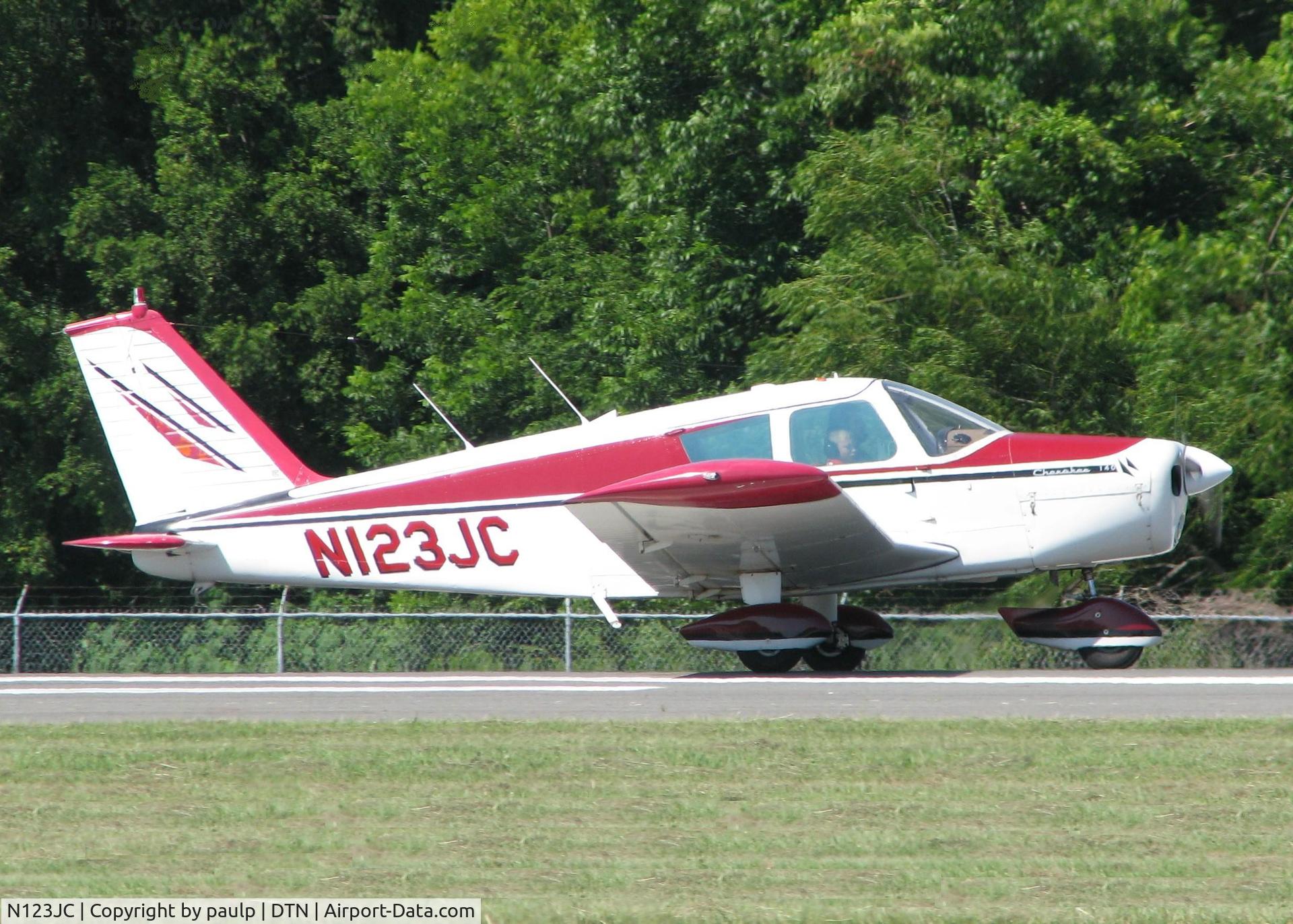 N123JC, 1966 Piper PA-28-140 Cherokee Cruiser C/N 28-22500, Starting to roll for take off on runway 14 at the Shreveport Downtown airport.