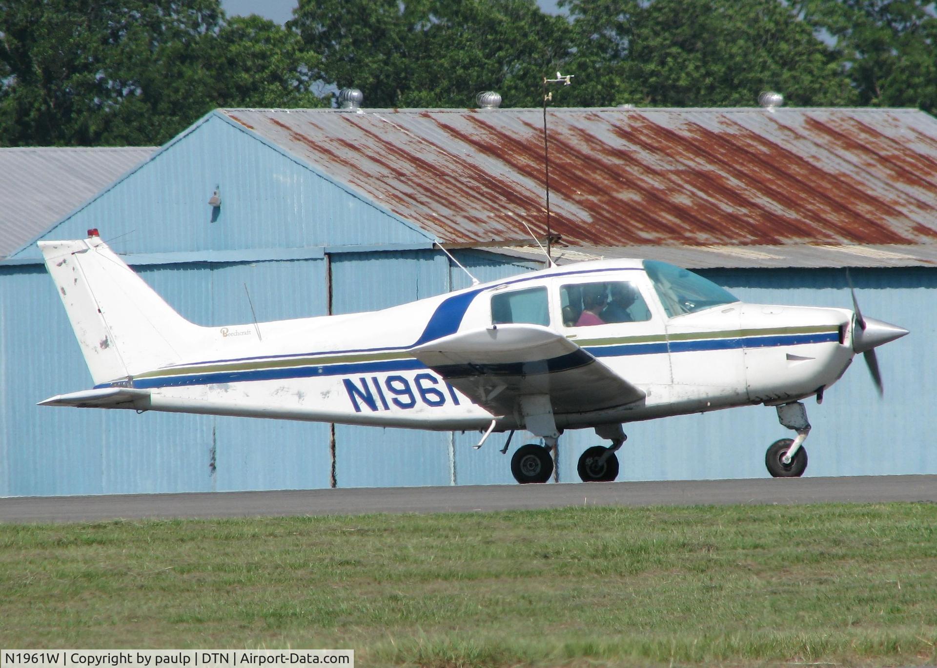 N1961W, 1973 Beech B19 Sport 150 C/N MB-624, Rolling for take-off on Rwy 14 at Downtown Shreveport.