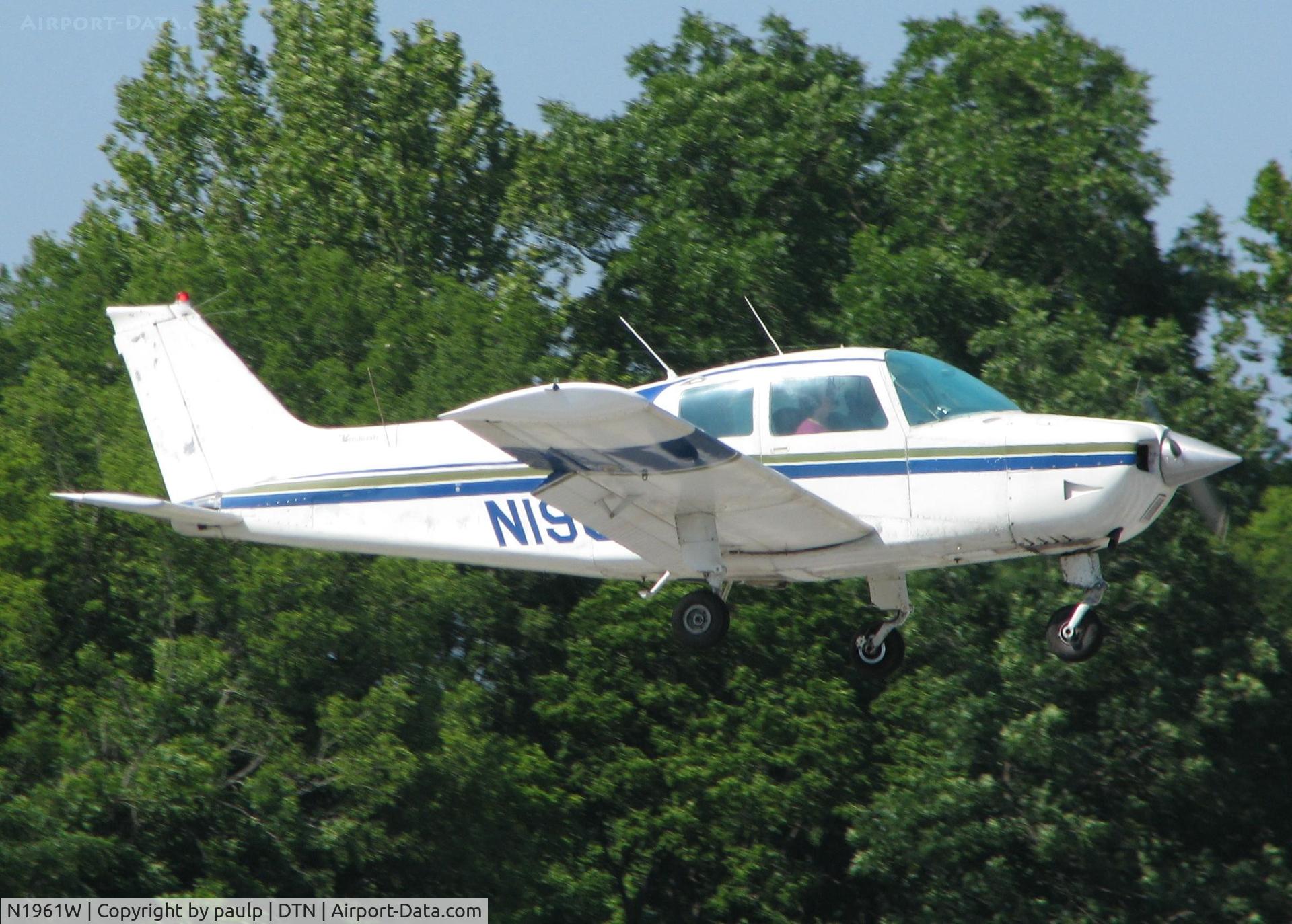 N1961W, 1973 Beech B19 Sport 150 C/N MB-624, Landing on 14 at Downtown Shreveport.