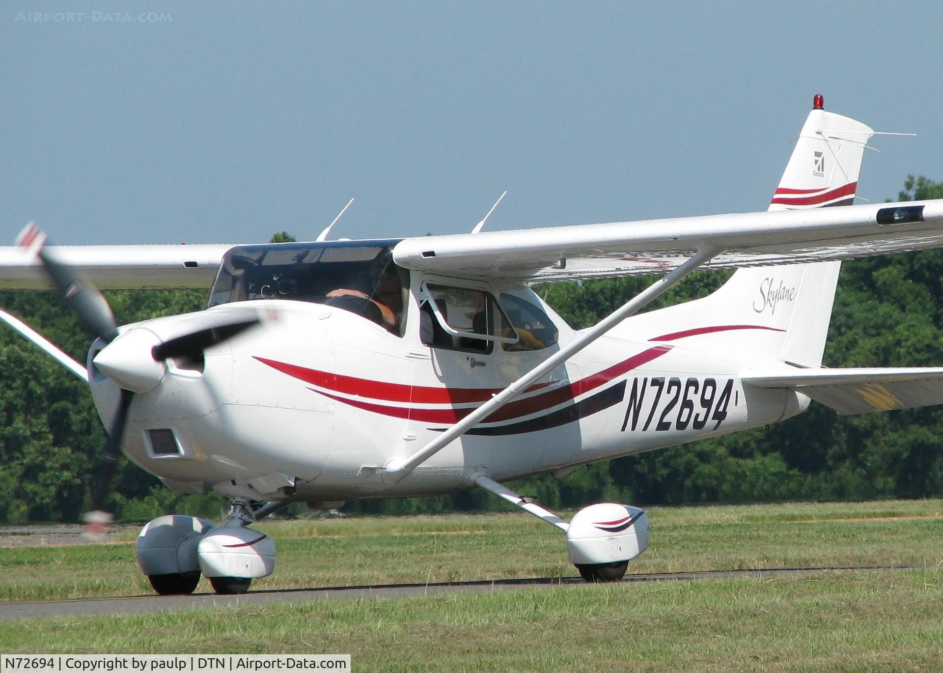 N72694, 1999 Cessna 182S Skylane C/N 18280479, Taxiing to runway 14 at Downtown Shreveport.