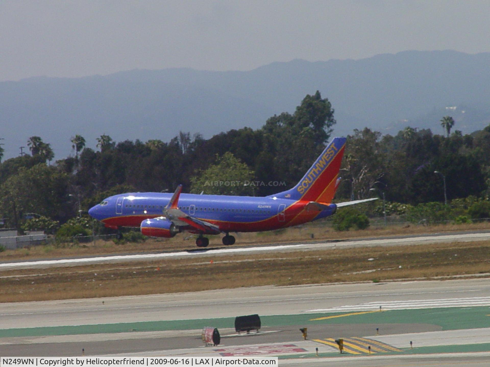 N249WN, 2006 Boeing 737-7H4 C/N 34951, Landing 24R