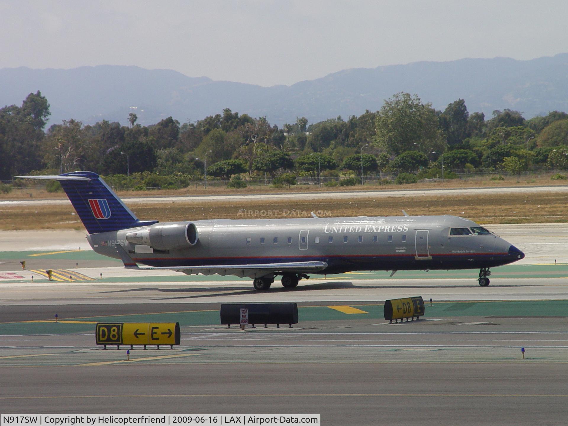 N917SW, 2002 Canadair CRJ-200LR (CL-600-2B19) C/N 7641, Taxiing to 24L