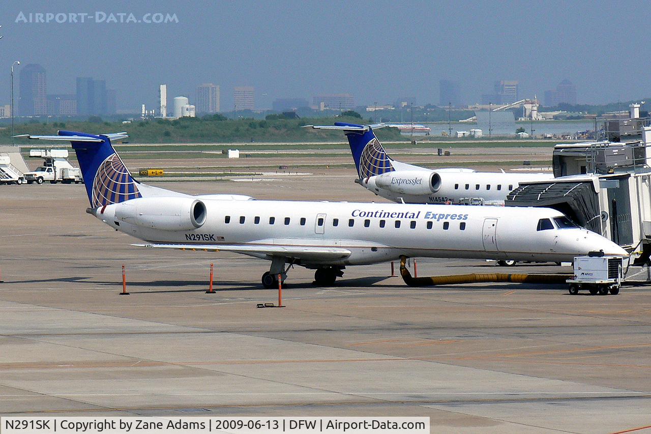 N291SK, 2001 Embraer EMB-145LR C/N 145486, Continental Express at the gate