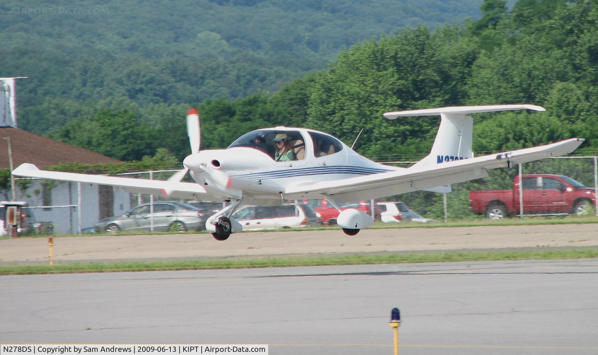 N278DS, 2003 Diamond DA-40 Diamond Star C/N 40.278, Arriving at the 2009 WRAP Fly-In Pancake Breakfast