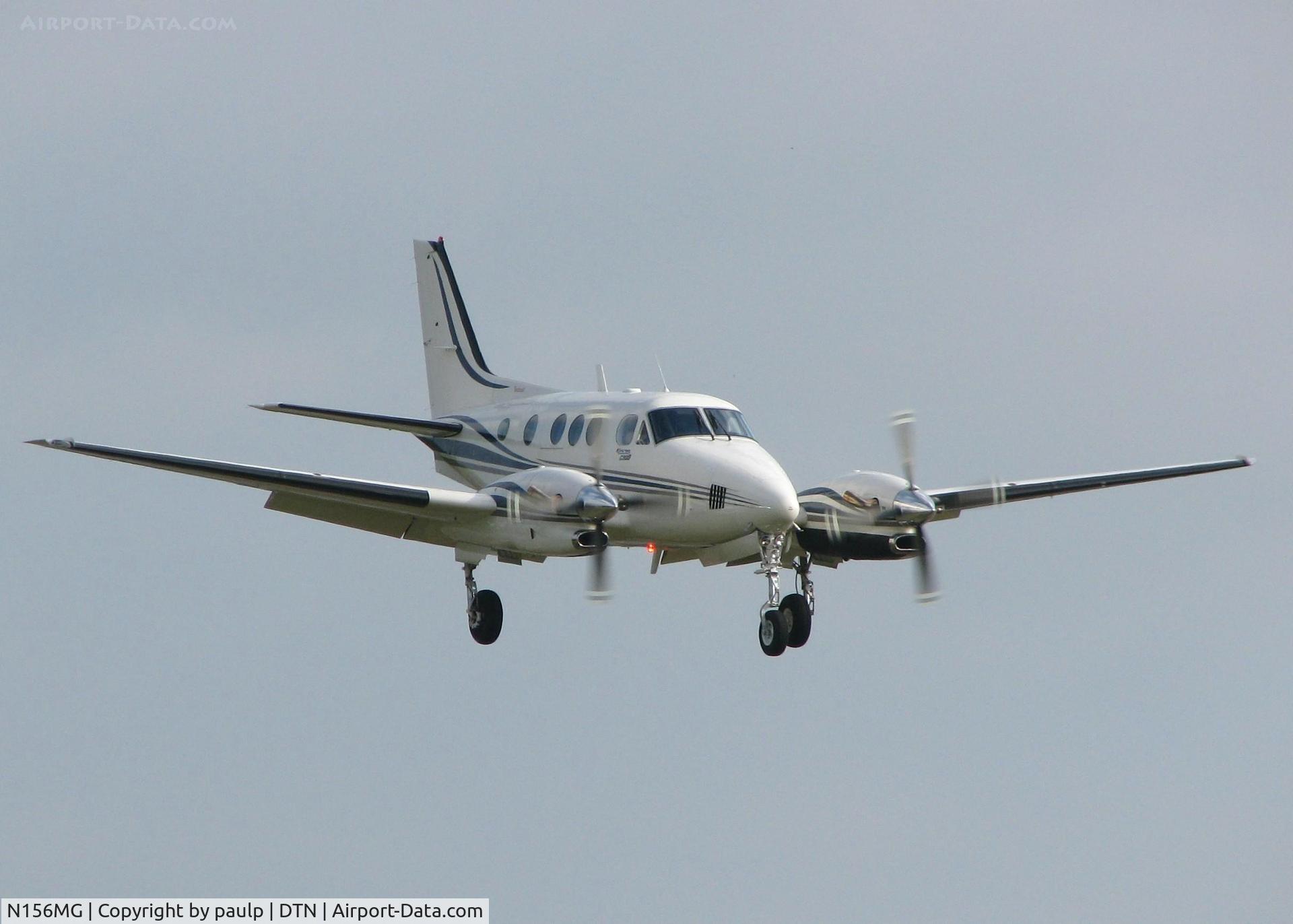 N156MG, 2000 Raytheon Aircraft Company C90A C/N LJ-1615, Landing on 14 at Downtown Shreveport.