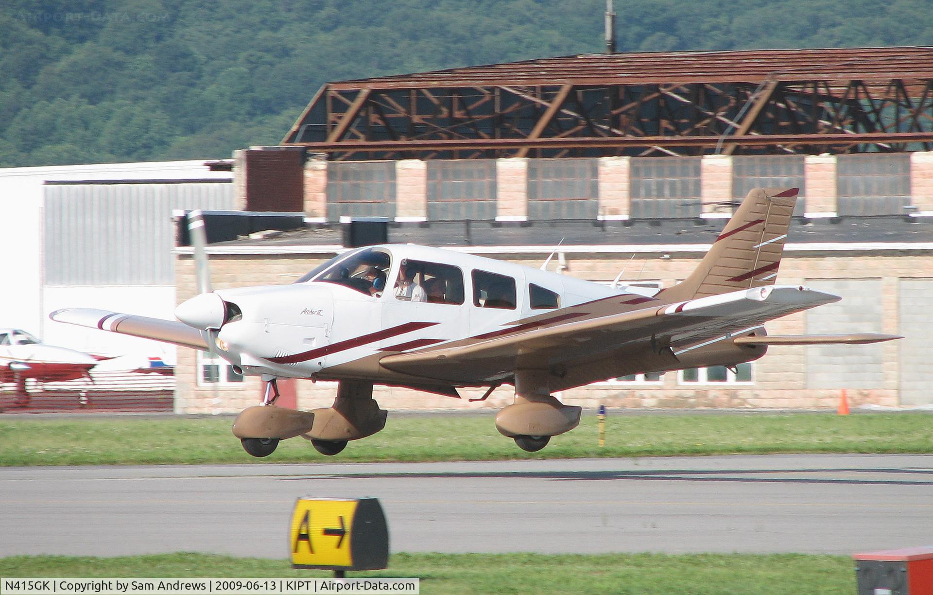 N415GK, 1982 Piper PA-28-181 Archer C/N 28-8290151, Arriving at the 2009 WRAP Fly-In Pancake Breakfast