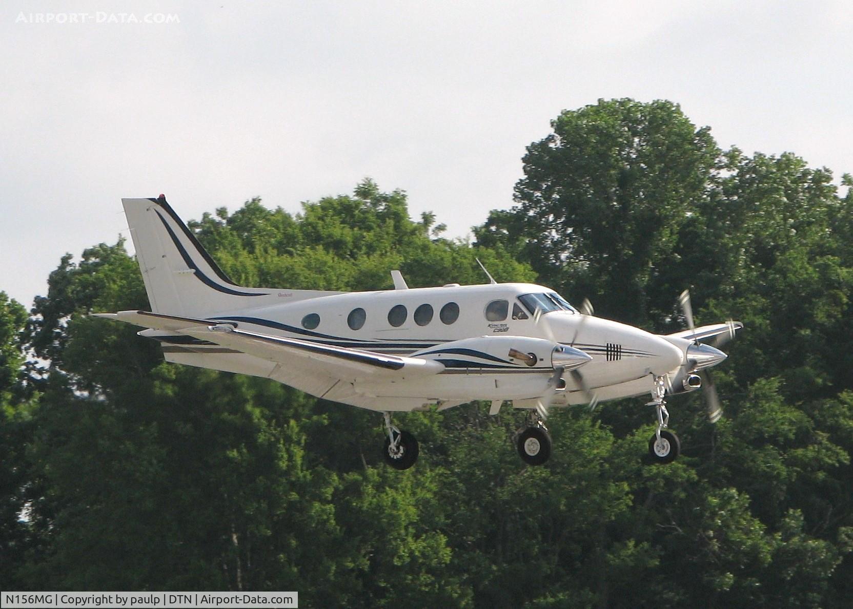 N156MG, 2000 Raytheon Aircraft Company C90A C/N LJ-1615, Landing on runway 14 at the Shreveport Downtown airport.