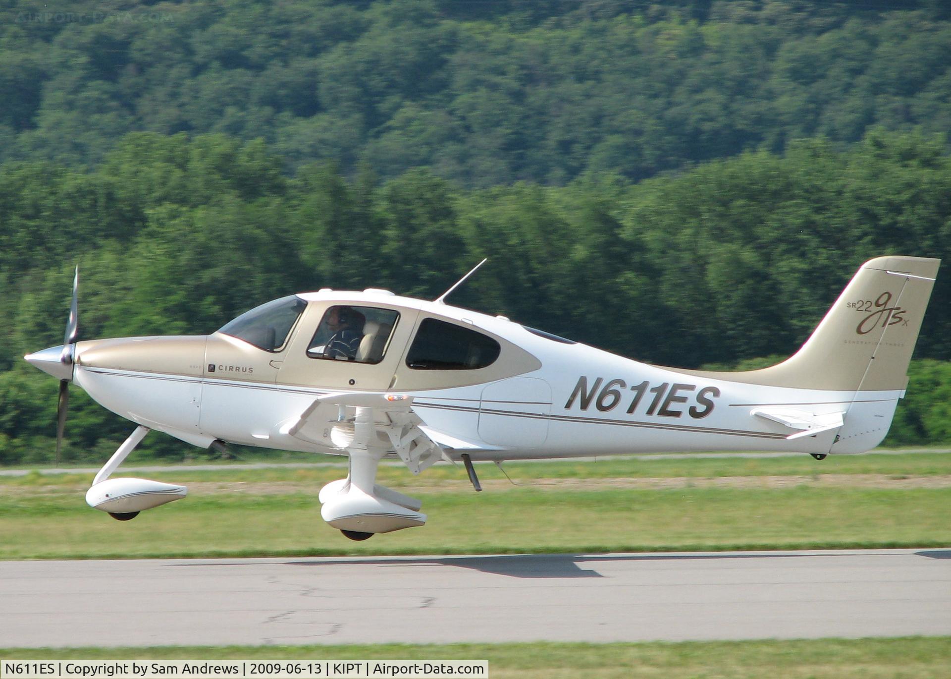 N611ES, 2008 Cirrus SR22 C/N 3053, Arriving at the 2009 WRAP Fly-In Pancake Breakfast