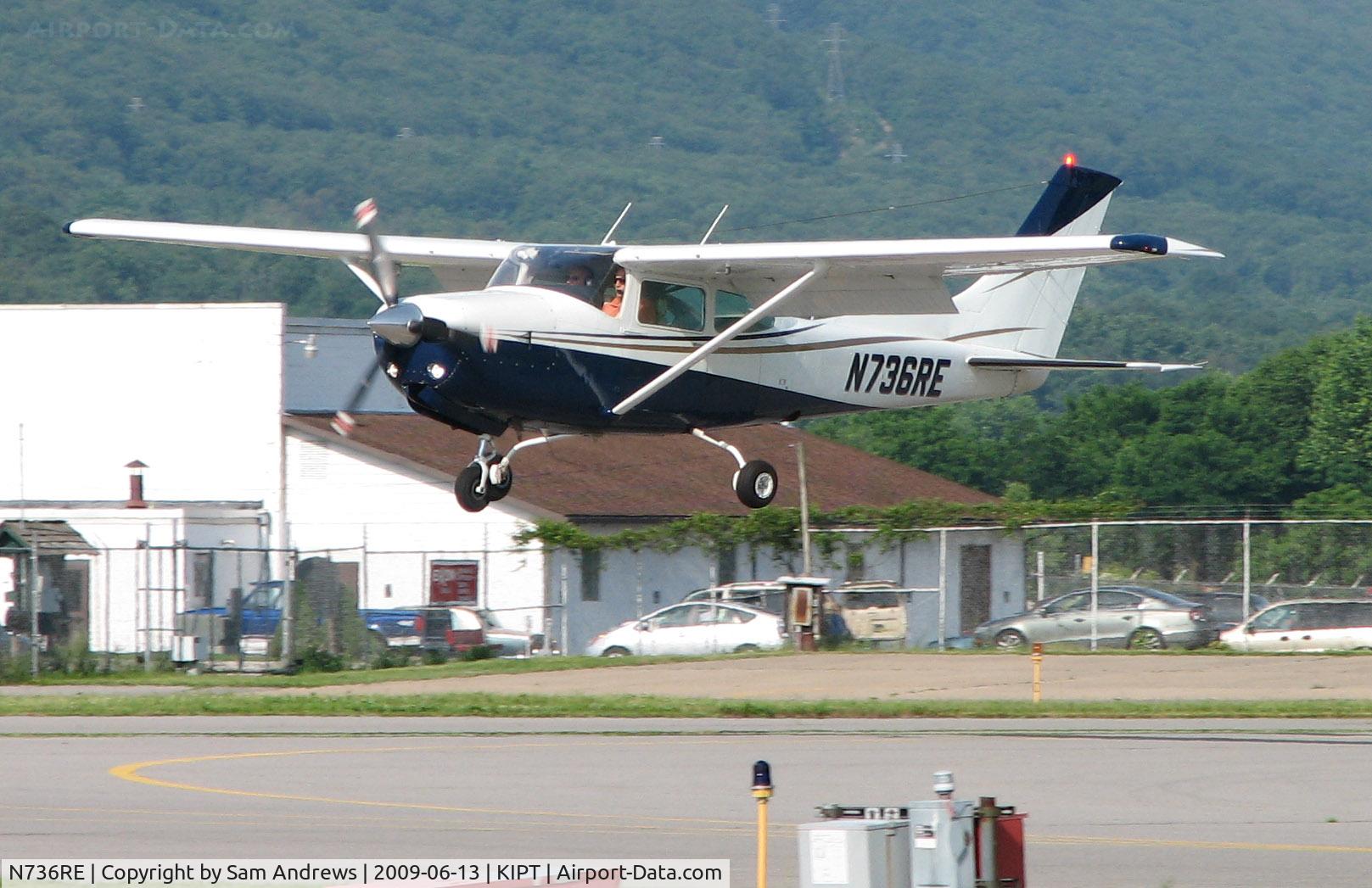 N736RE, 1978 Cessna R182 Skylane RG C/N R18200761, Arriving at the 2009 WRAP Fly-In Pancake Breakfast