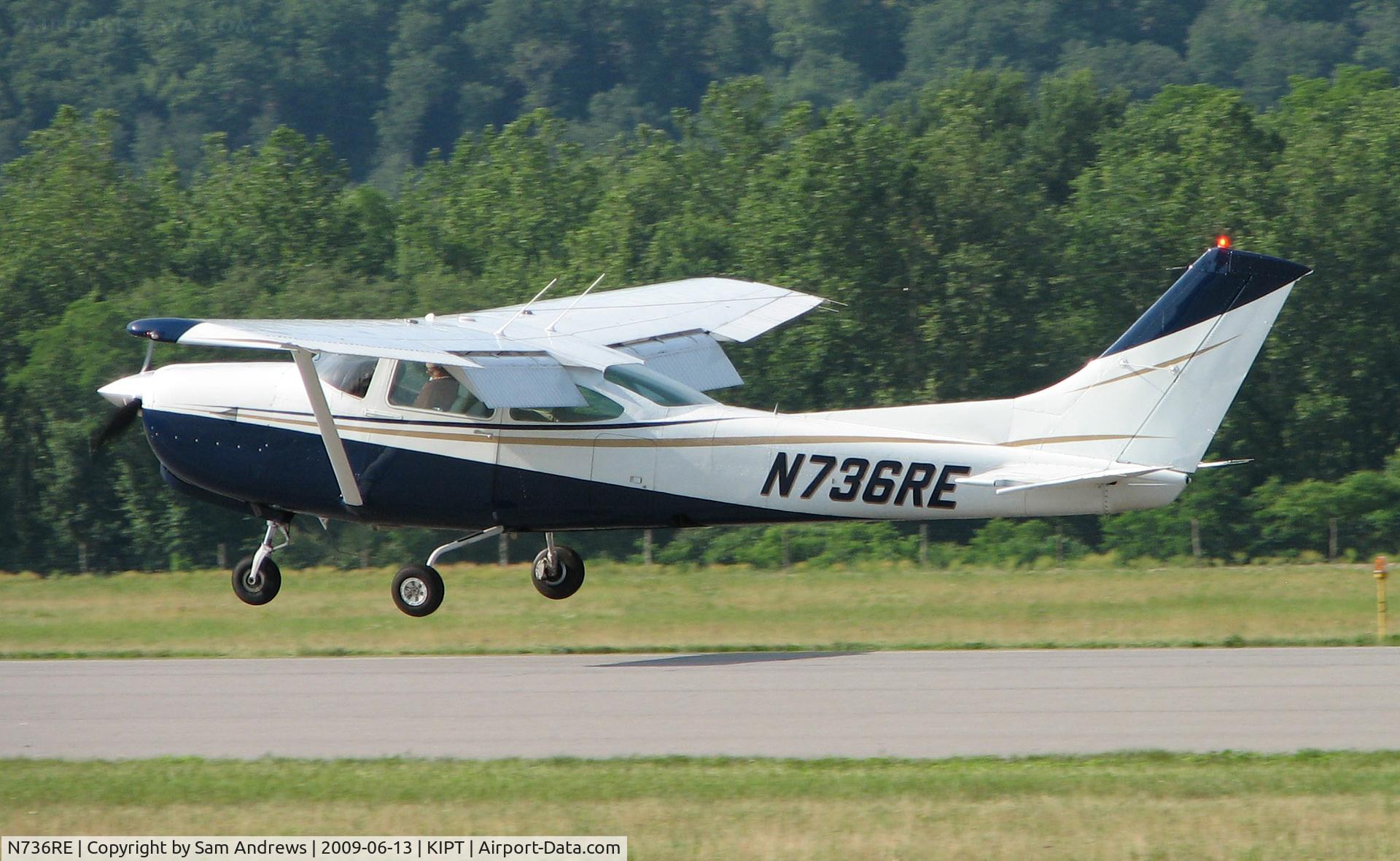 N736RE, 1978 Cessna R182 Skylane RG C/N R18200761, Arriving at the 2009 WRAP Fly-In Pancake Breakfast