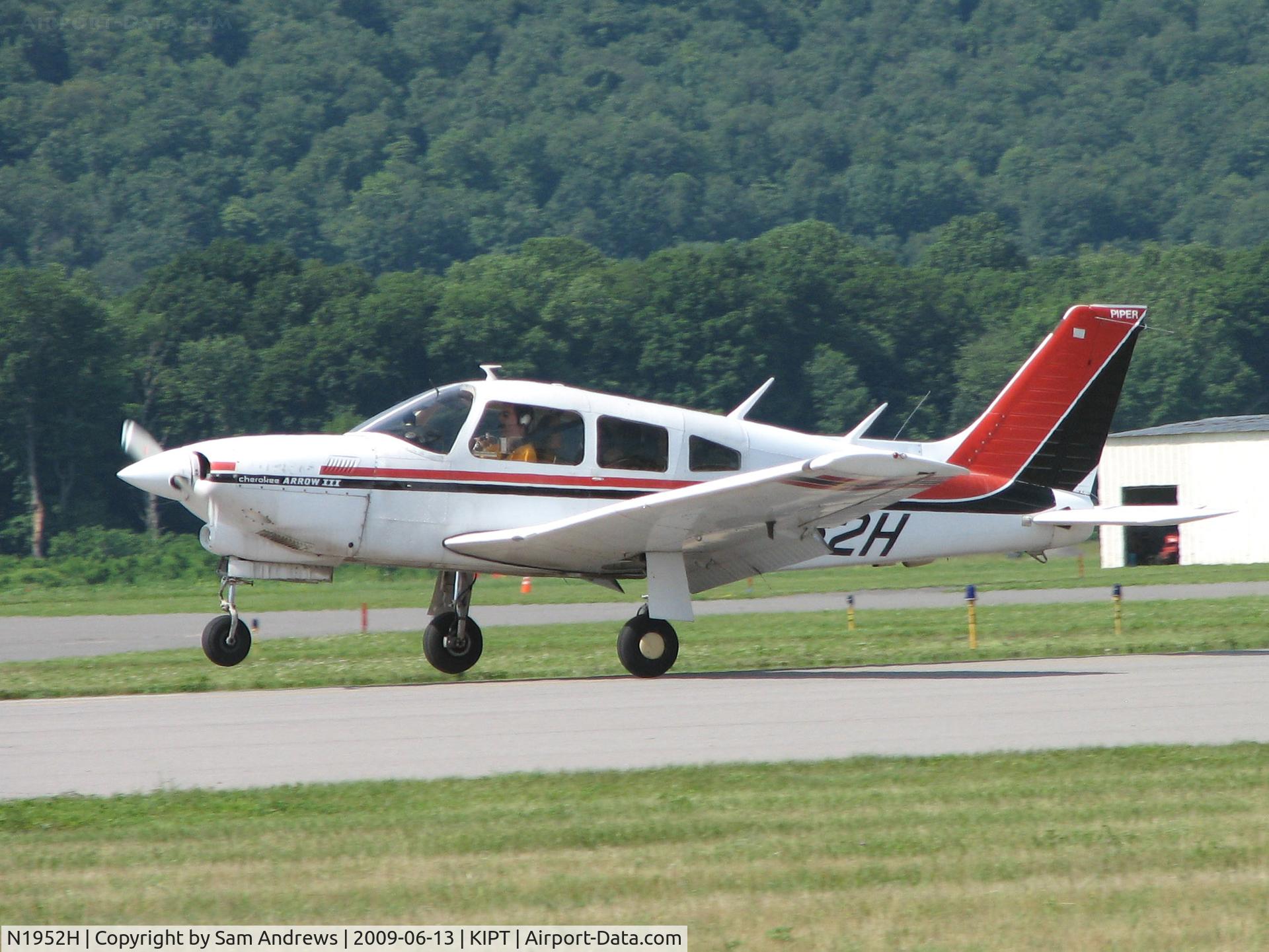 N1952H, 1977 Piper PA-28R-201T Cherokee Arrow III C/N 28R-7703041, Arriving at the 2009 WRAP Fly-In Pancake Breakfast