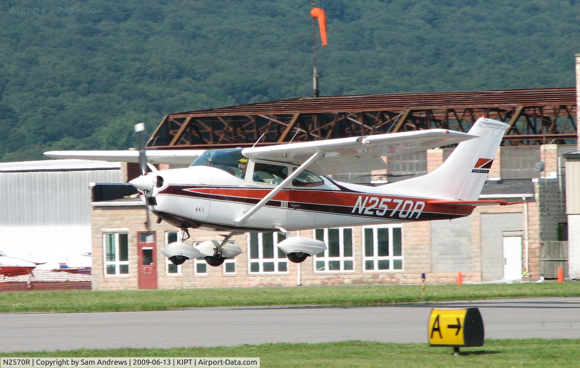 N2570R, 1967 Cessna 182K Skylane C/N 18258270, Arriving at the 2009 WRAP Fly-In Pancake Breakfast