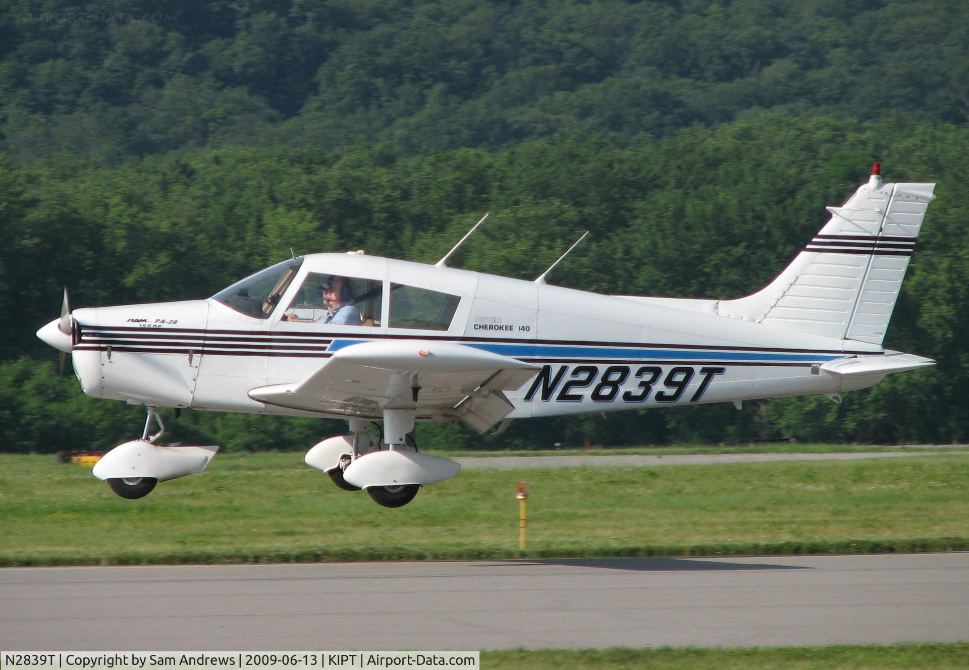 N2839T, 1972 Piper PA-28-140 C/N 28-7225248, Arriving at the 2009 WRAP Fly-In Pancake Breakfast