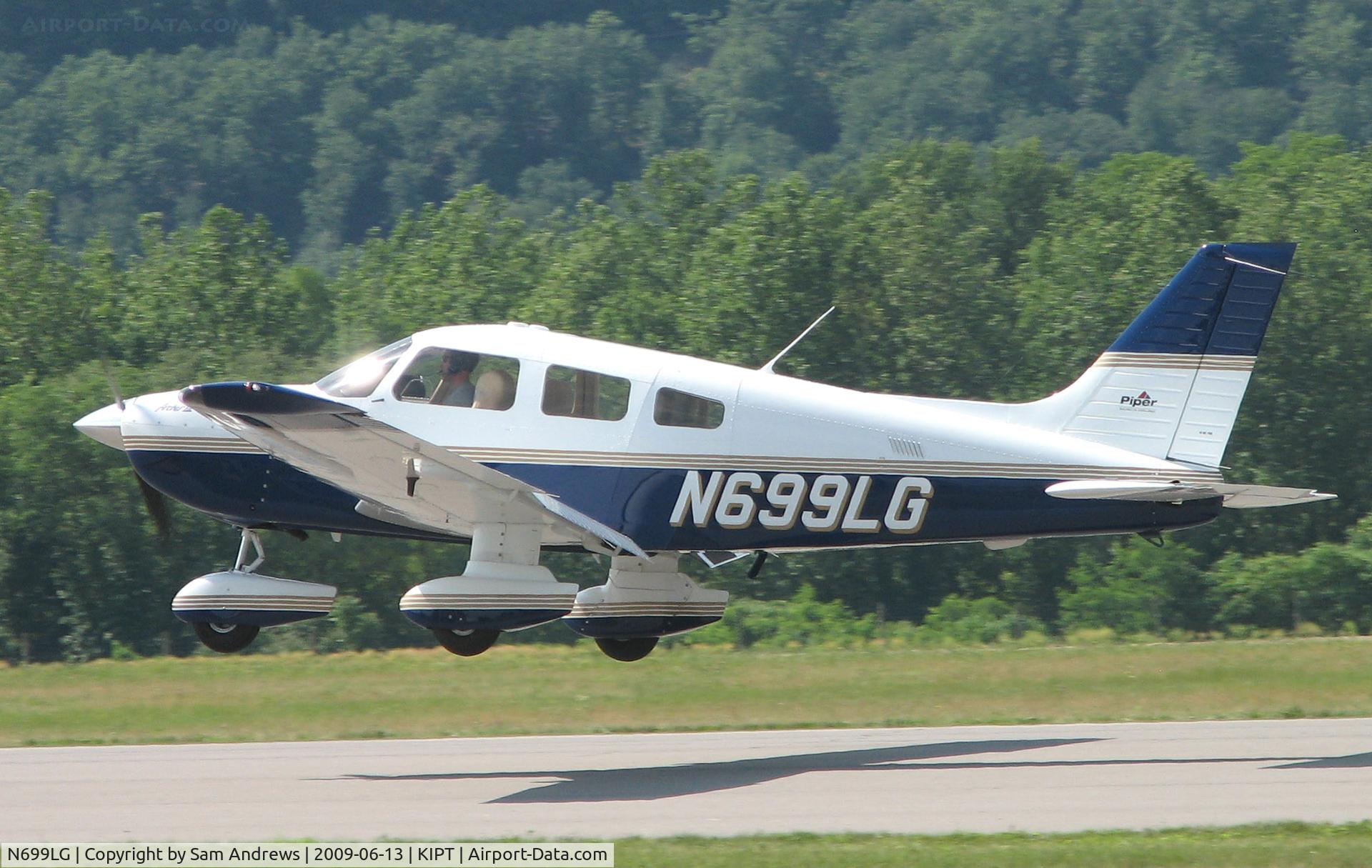 N699LG, 1999 Piper PA-28-181 C/N 2843258, Arriving at the 2009 WRAP Fly-In Pancake Breakfast