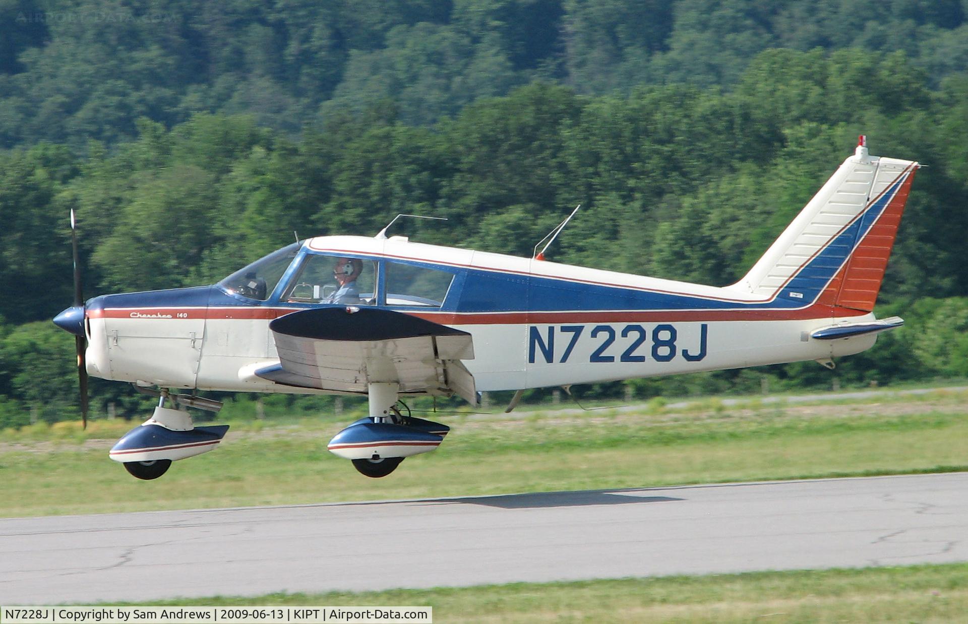 N7228J, 1968 Piper PA-28-140 C/N 28-24564, Arriving at the 2009 WRAP Fly-In Pancake Breakfast