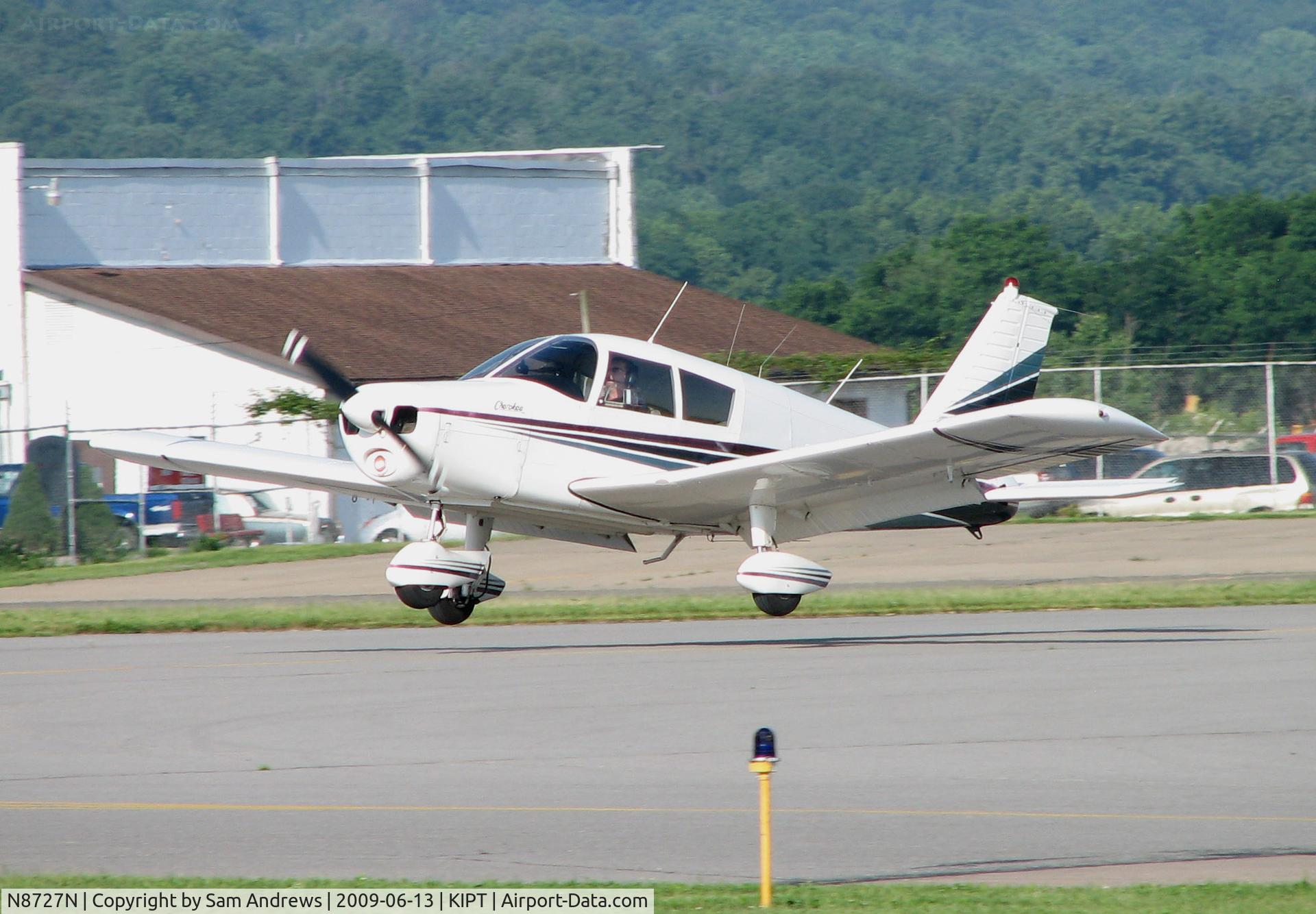 N8727N, 1969 Piper PA-28-140 Cherokee C/N 28-25540, Arriving at the 2009 WRAP Fly-In Pancake Breakfast