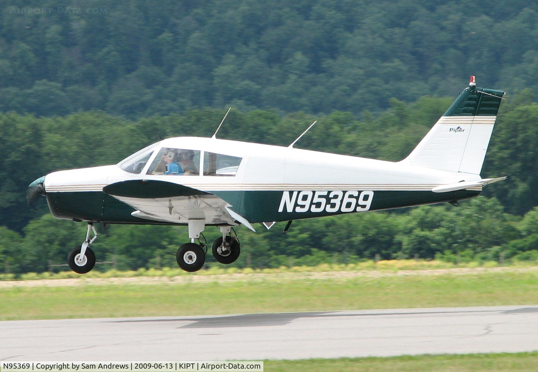 N95369, 1969 Piper PA-28-140 C/N 28-25901, Arriving at the 2009 WRAP Fly-In Pancake Breakfast