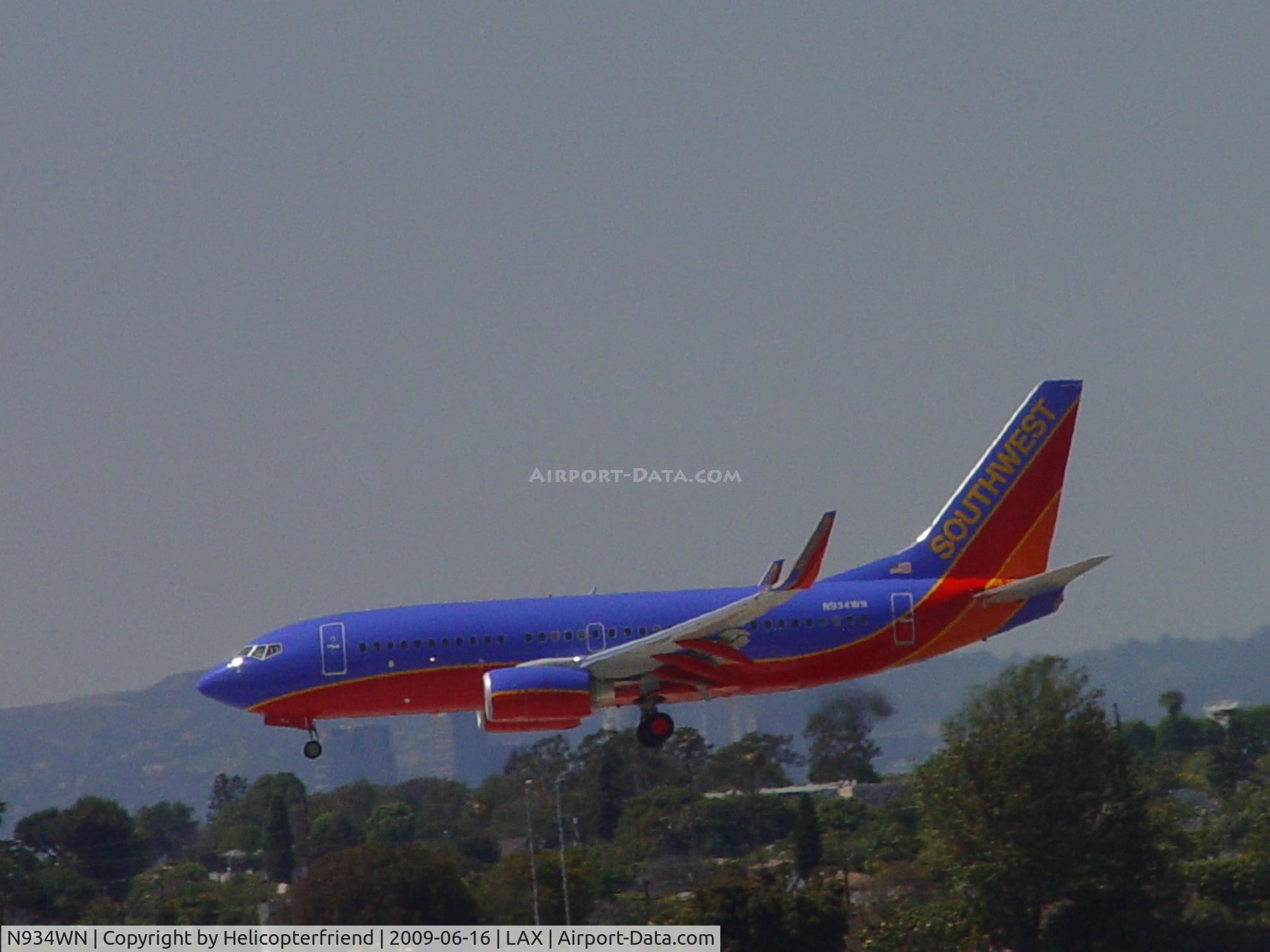 N934WN, 2009 Boeing 737-7H4 C/N 36642, Landing on 24R at LAX
